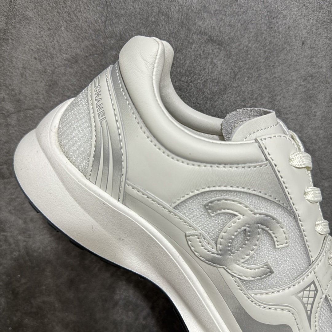 图片[7]-【佛山超A版】CHANEL香奈儿 26C 小牛皮 圆头系带 低帮 生活休闲鞋 男女款 白色 香奈儿品牌，秉承创始人嘉柏丽尔•香奈儿女士划时代的创新理念与前瞻创意，成为现代女性美学的风向标。无论时尚精品、香水与美容品、腕表与高级珠宝，都致力于为女性塑造自由、优雅、与众不同的风格。 尺码：35 36 37 38 39 40 41 42 43 44 45-选品中心