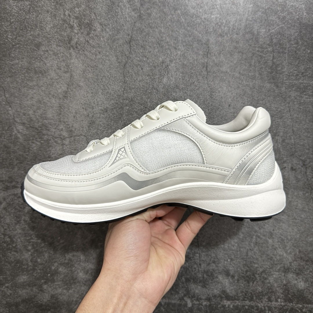 图片[2]-【佛山超A版】CHANEL香奈儿 26C 小牛皮 圆头系带 低帮 生活休闲鞋 男女款 白色 香奈儿品牌，秉承创始人嘉柏丽尔•香奈儿女士划时代的创新理念与前瞻创意，成为现代女性美学的风向标。无论时尚精品、香水与美容品、腕表与高级珠宝，都致力于为女性塑造自由、优雅、与众不同的风格。 尺码：35 36 37 38 39 40 41 42 43 44 45-选品中心