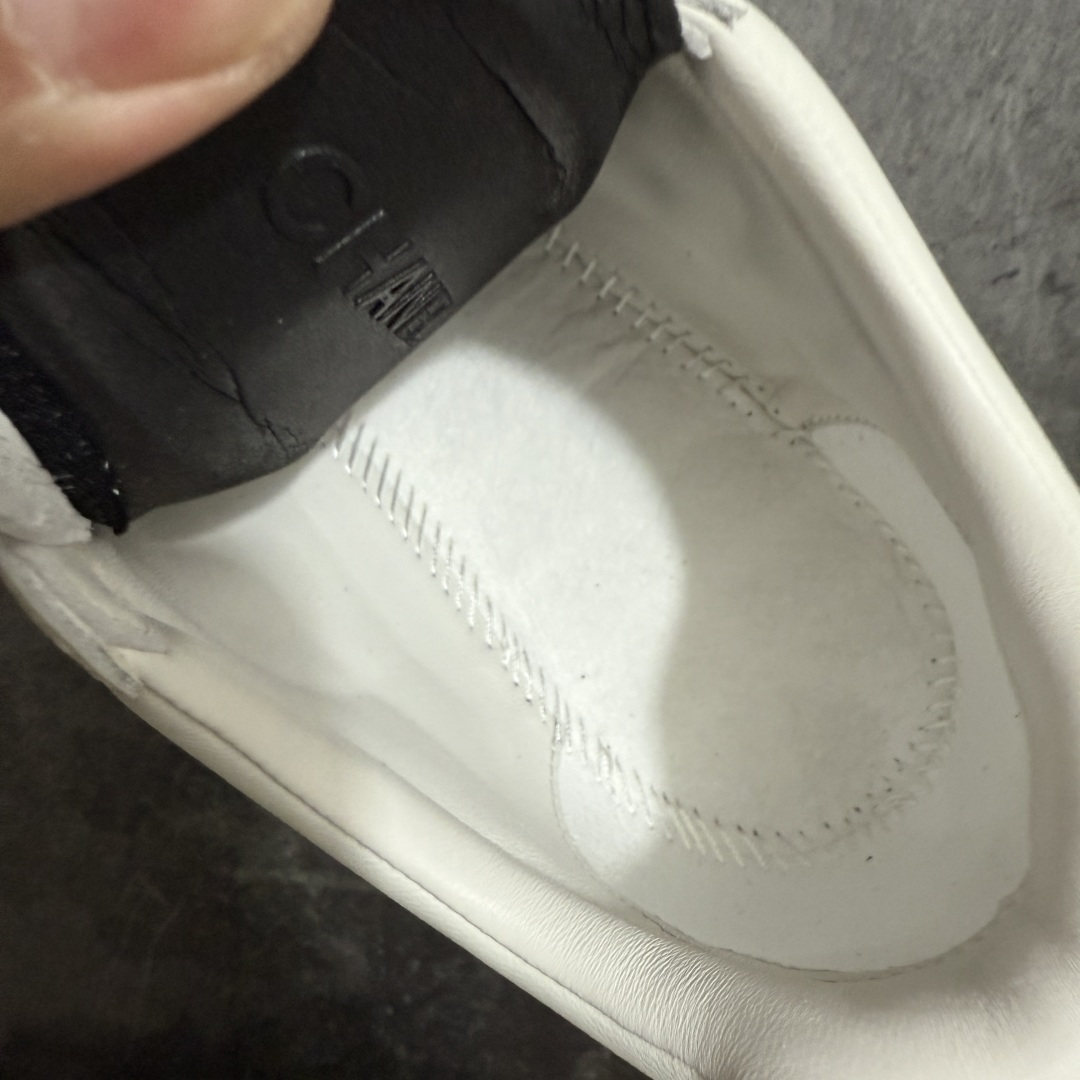 图片[9]-【佛山超A版】CHANEL香奈儿 26C 小牛皮 圆头系带 低帮 生活休闲鞋 男女款 白色 香奈儿品牌，秉承创始人嘉柏丽尔•香奈儿女士划时代的创新理念与前瞻创意，成为现代女性美学的风向标。无论时尚精品、香水与美容品、腕表与高级珠宝，都致力于为女性塑造自由、优雅、与众不同的风格。 尺码：35 36 37 38 39 40 41 42 43 44 45-选品中心