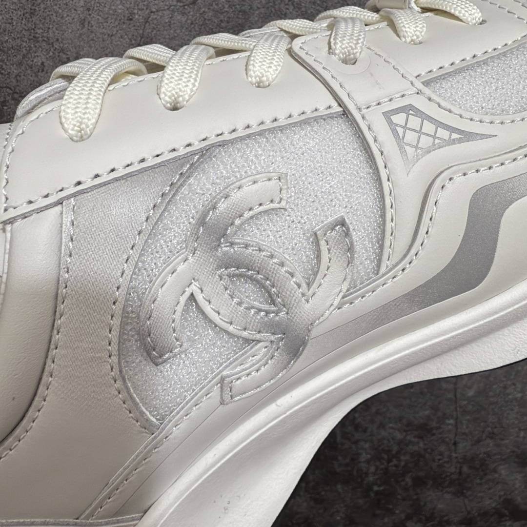 图片[4]-【佛山超A版】CHANEL香奈儿 26C 小牛皮 圆头系带 低帮 生活休闲鞋 男女款 白色 香奈儿品牌，秉承创始人嘉柏丽尔•香奈儿女士划时代的创新理念与前瞻创意，成为现代女性美学的风向标。无论时尚精品、香水与美容品、腕表与高级珠宝，都致力于为女性塑造自由、优雅、与众不同的风格。 尺码：35 36 37 38 39 40 41 42 43 44 45-选品中心