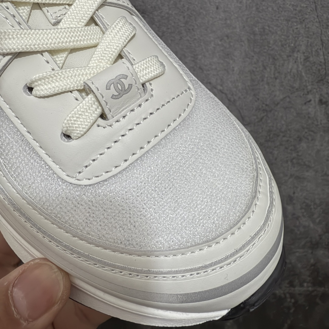 图片[5]-【佛山超A版】CHANEL香奈儿 26C 小牛皮 圆头系带 低帮 生活休闲鞋 男女款 白色 香奈儿品牌，秉承创始人嘉柏丽尔•香奈儿女士划时代的创新理念与前瞻创意，成为现代女性美学的风向标。无论时尚精品、香水与美容品、腕表与高级珠宝，都致力于为女性塑造自由、优雅、与众不同的风格。 尺码：35 36 37 38 39 40 41 42 43 44 45-选品中心