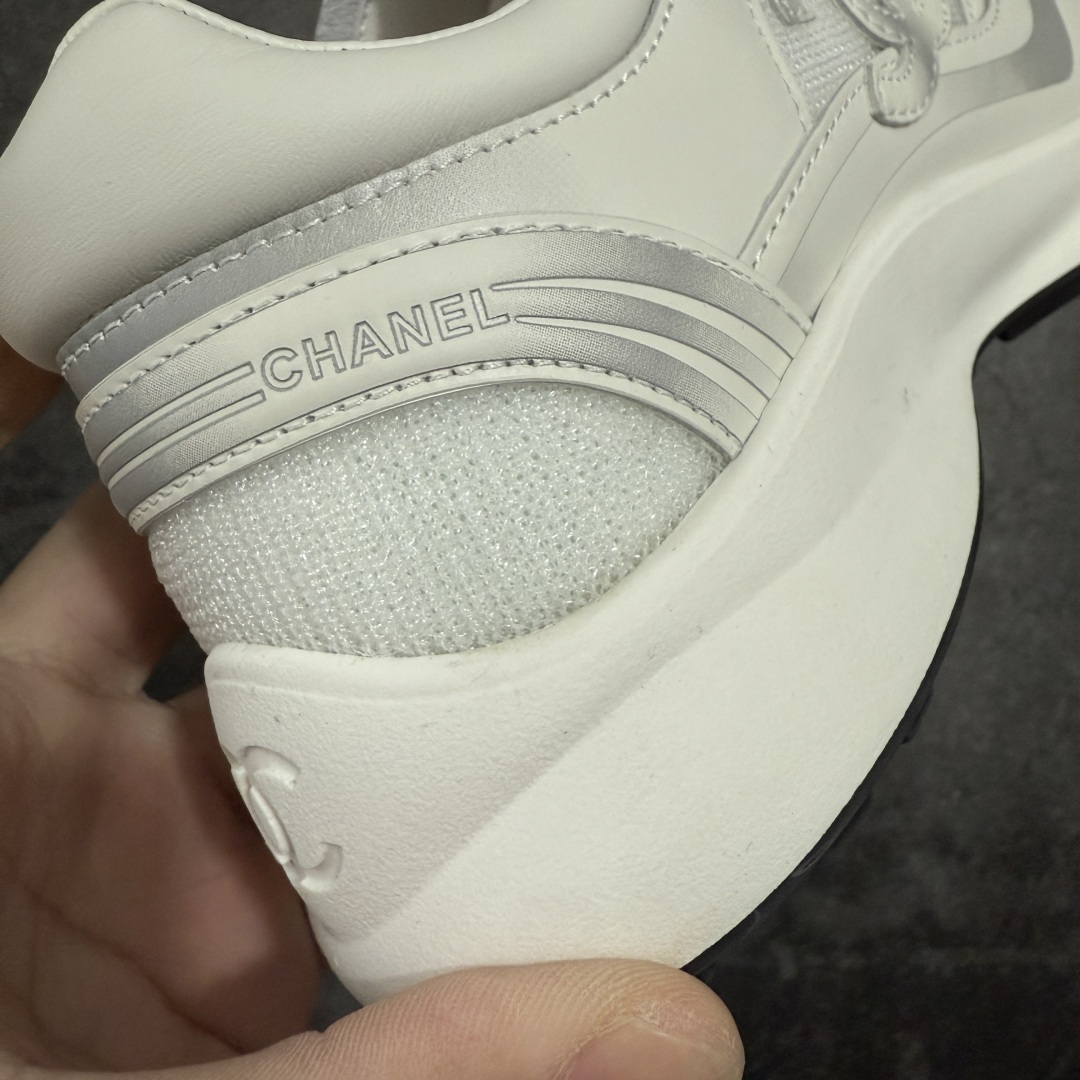 图片[3]-【佛山超A版】CHANEL香奈儿 26C 小牛皮 圆头系带 低帮 生活休闲鞋 男女款 白色 香奈儿品牌，秉承创始人嘉柏丽尔•香奈儿女士划时代的创新理念与前瞻创意，成为现代女性美学的风向标。无论时尚精品、香水与美容品、腕表与高级珠宝，都致力于为女性塑造自由、优雅、与众不同的风格。 尺码：35 36 37 38 39 40 41 42 43 44 45-选品中心