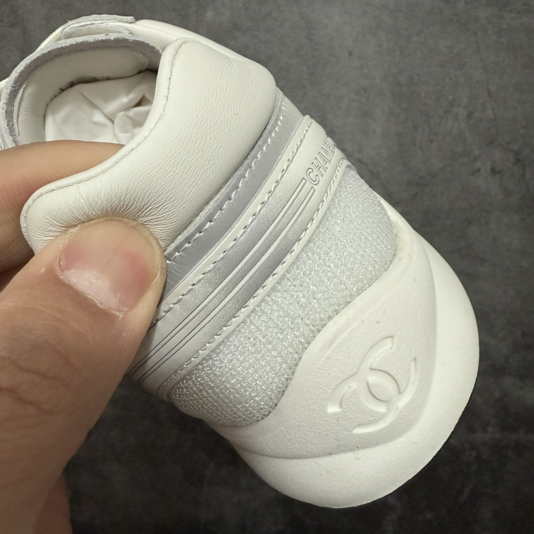 图片[2]-【佛山超A版】CHANEL香奈儿 26C 小牛皮 圆头系带 低帮 生活休闲鞋 男女款 白色 香奈儿品牌，秉承创始人嘉柏丽尔•香奈儿女士划时代的创新理念与前瞻创意，成为现代女性美学的风向标。无论时尚精品、香水与美容品、腕表与高级珠宝，都致力于为女性塑造自由、优雅、与众不同的风格。 尺码：35 36 37 38 39 40 41 42 43 44 45-选品中心