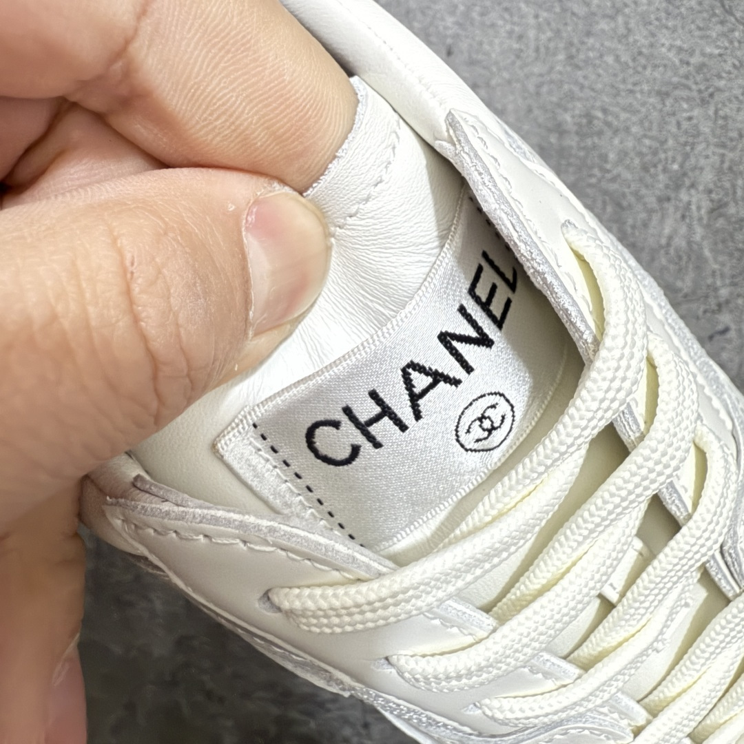 图片[6]-【佛山超A版】CHANEL香奈儿 26C 小牛皮 圆头系带 低帮 生活休闲鞋 男女款 白色 香奈儿品牌，秉承创始人嘉柏丽尔•香奈儿女士划时代的创新理念与前瞻创意，成为现代女性美学的风向标。无论时尚精品、香水与美容品、腕表与高级珠宝，都致力于为女性塑造自由、优雅、与众不同的风格。 尺码：35 36 37 38 39 40 41 42 43 44 45-选品中心