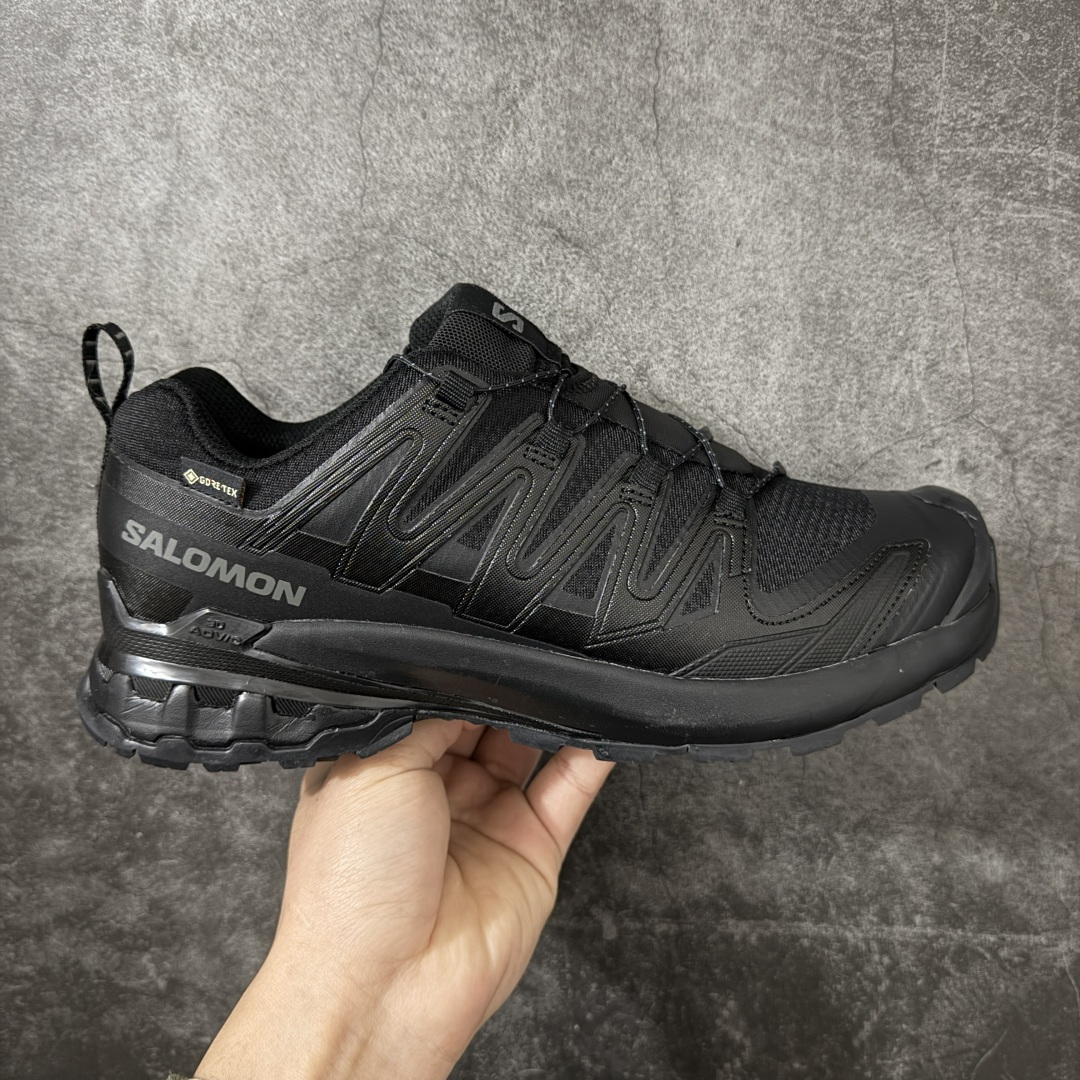 【纯原S版】SALOMON萨洛蒙 XA Pro 3D V9 GTX 圆头 支撑抓地 低帮 户外功能鞋 黑色 472701 原版开发 私模大底 成本极高 完美细节品质💪🏻 代购级百搭徒步鞋，适合在各种复杂地形中使用 Contagrip橡胶大底：具备卓越的抓地力，适用于泥泞、石头路面等复杂地形，确保穿着者稳如磐石。 Sensifit技术：智能鞋楦设计可全方位贴合足部，提供出色的包裹性，减少鞋子与脚之间的摩擦，使双脚在运动中更加稳定。 尺码：36--45-选品中心