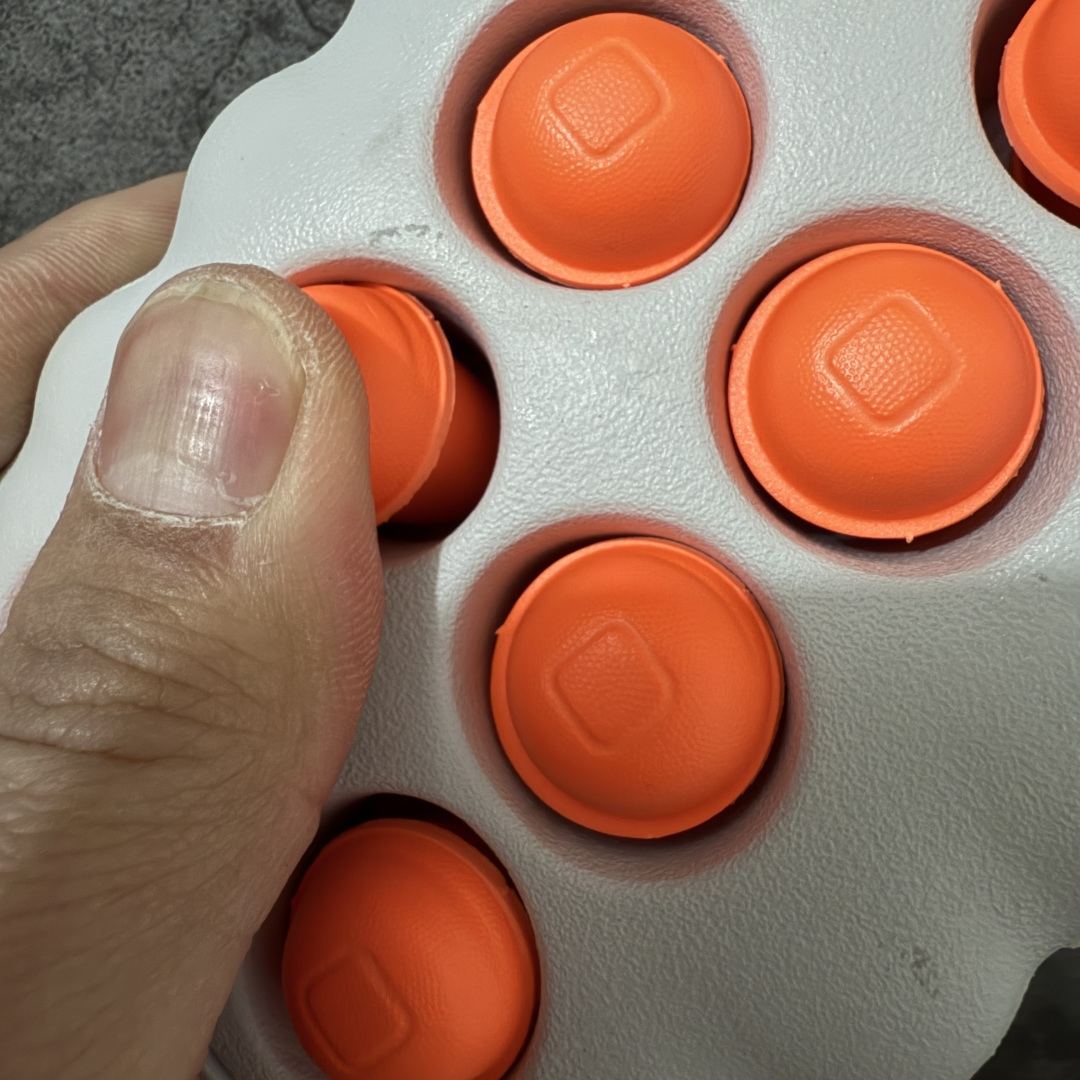 图片[9]-【XP纯原】NK Mind 001 Sail 黑科技足底按摩舒适贴合训练鞋 灰色 HQ4309-003 目前市售唯一正确版本 1：1标配组合底 MD软底 渐变雾面大底 超高清洁度 按摩功能效果同步原版 区别市场通货 Mind 001 从神经科学中汲取灵感，打造出一款不仅外观独特，更能为穿着者带来别样感知体验的球鞋，此次新作将继续延续此核心方向。历时十年打磨的 Mind 系列，承载着 Nike 对未来鞋款的愿景呈现。系列中的每双鞋，外底均由 22 个独立泡沫结节构成，旨在模拟赤足般的体验。这些结节N通过与足底感官感受器的相互作用，从而促进人体的自然步态。 尺码：36-47.5=36 37.5 38.5 40 41 42.5 44 45 46 47.5 和官网一样偏小一码-选品中心