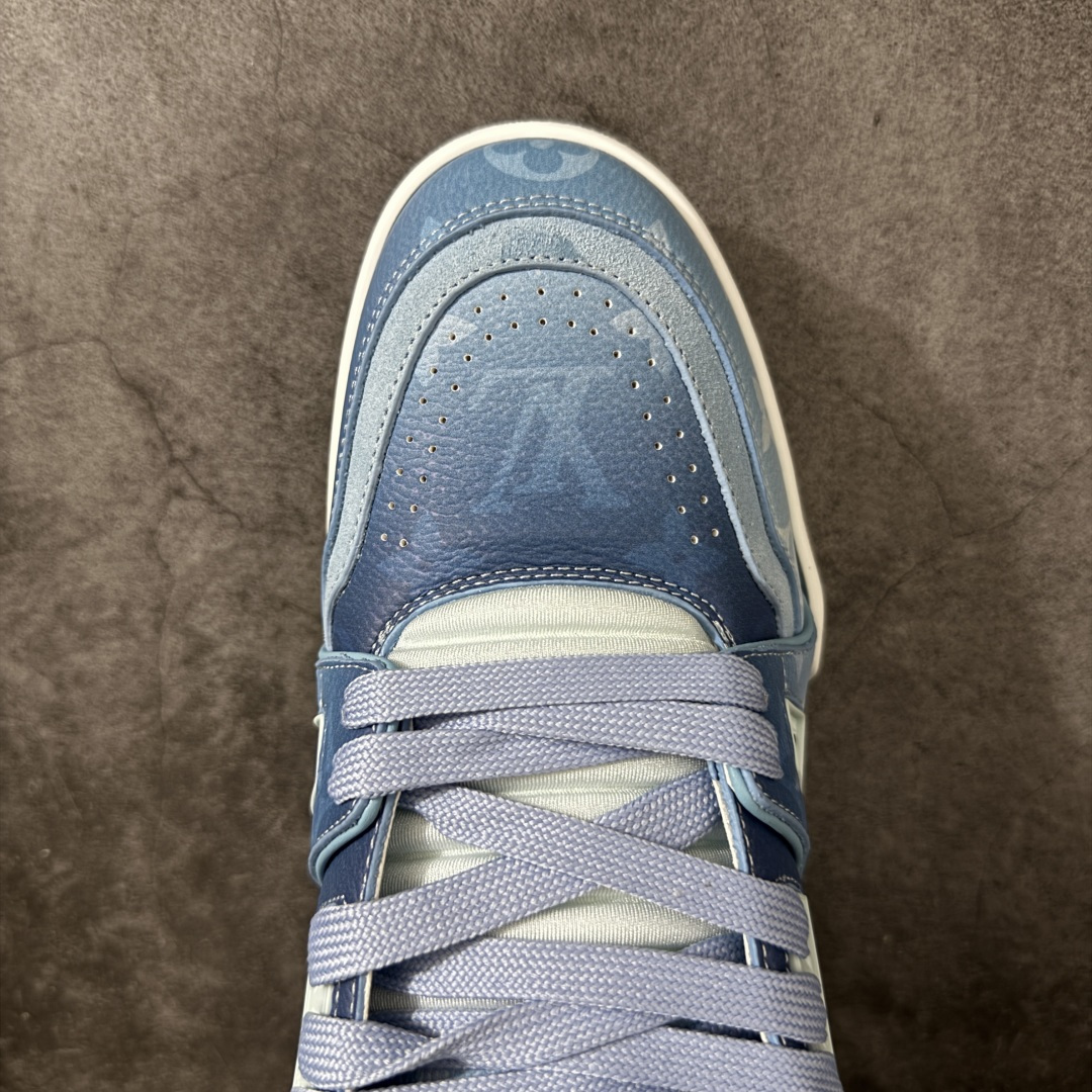 图片[5]-【YS纯原】 顶级莞产 Louis Vuitton路易威登 LV Trainer 系列 高奢运动鞋 蓝色渐变 芯片配置，挂饰 NFC 芯片秒进官网 同步 ZP 官网空胶工艺，结构逻辑一致 正确胶片断点式设计，细节克制到位 中底油印字母比例按原版还原 1：1 原楦格板 / 楦头 / 刀磨 全新升级 独家定制压纹麂皮，用料细腻耐看 原版开模 TPU 大底 脚感与质感取向偏原版 代购指定高端版本 全新升级 双盒礼盒 全套配件齐全，整体完成度高 尺码：35-45-选品中心