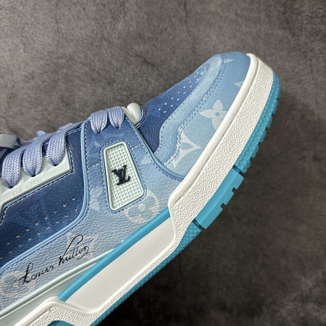 图片[6]-【YS纯原】 顶级莞产 Louis Vuitton路易威登 LV Trainer 系列 高奢运动鞋 蓝色渐变 芯片配置，挂饰 NFC 芯片秒进官网 同步 ZP 官网空胶工艺，结构逻辑一致 正确胶片断点式设计，细节克制到位 中底油印字母比例按原版还原 1：1 原楦格板 / 楦头 / 刀磨 全新升级 独家定制压纹麂皮，用料细腻耐看 原版开模 TPU 大底 脚感与质感取向偏原版 代购指定高端版本 全新升级 双盒礼盒 全套配件齐全，整体完成度高 尺码：35-45-选品中心