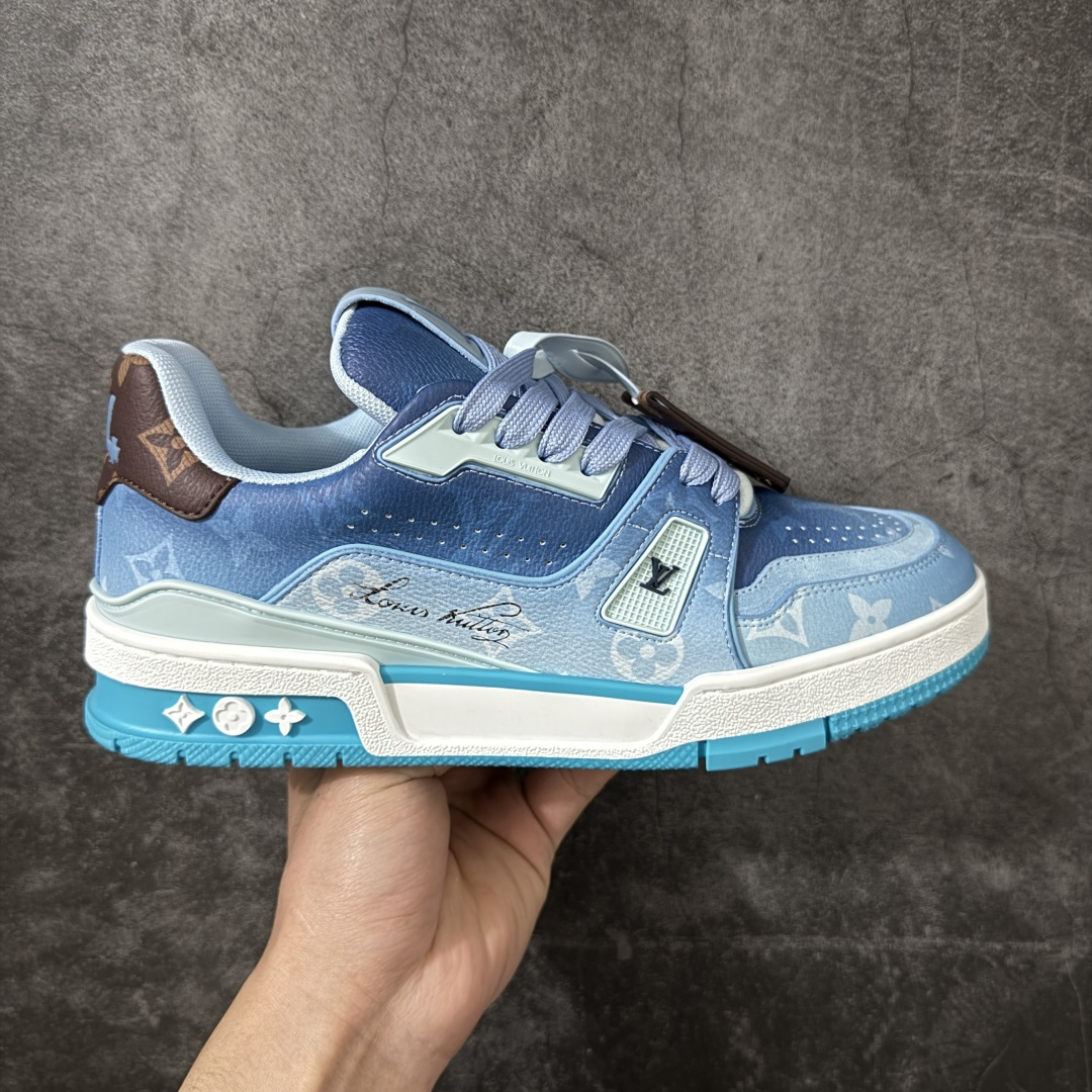 【YS纯原】 顶级莞产 Louis Vuitton路易威登 LV Trainer 系列 高奢运动鞋 蓝色渐变 芯片配置，挂饰 NFC 芯片秒进官网 同步 ZP 官网空胶工艺，结构逻辑一致 正确胶片断点式设计，细节克制到位 中底油印字母比例按原版还原 1：1 原楦格板 / 楦头 / 刀磨 全新升级 独家定制压纹麂皮，用料细腻耐看 原版开模 TPU 大底 脚感与质感取向偏原版 代购指定高端版本 全新升级 双盒礼盒 全套配件齐全，整体完成度高 尺码：35-45-选品中心