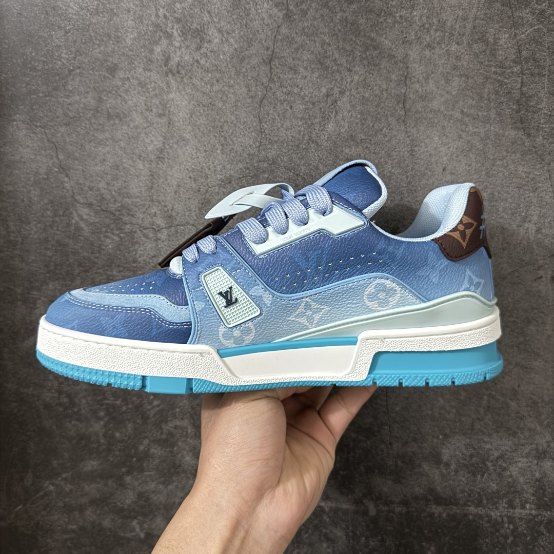 图片[2]-【YS纯原】 顶级莞产 Louis Vuitton路易威登 LV Trainer 系列 高奢运动鞋 蓝色渐变 芯片配置，挂饰 NFC 芯片秒进官网 同步 ZP 官网空胶工艺，结构逻辑一致 正确胶片断点式设计，细节克制到位 中底油印字母比例按原版还原 1：1 原楦格板 / 楦头 / 刀磨 全新升级 独家定制压纹麂皮，用料细腻耐看 原版开模 TPU 大底 脚感与质感取向偏原版 代购指定高端版本 全新升级 双盒礼盒 全套配件齐全，整体完成度高 尺码：35-45-选品中心
