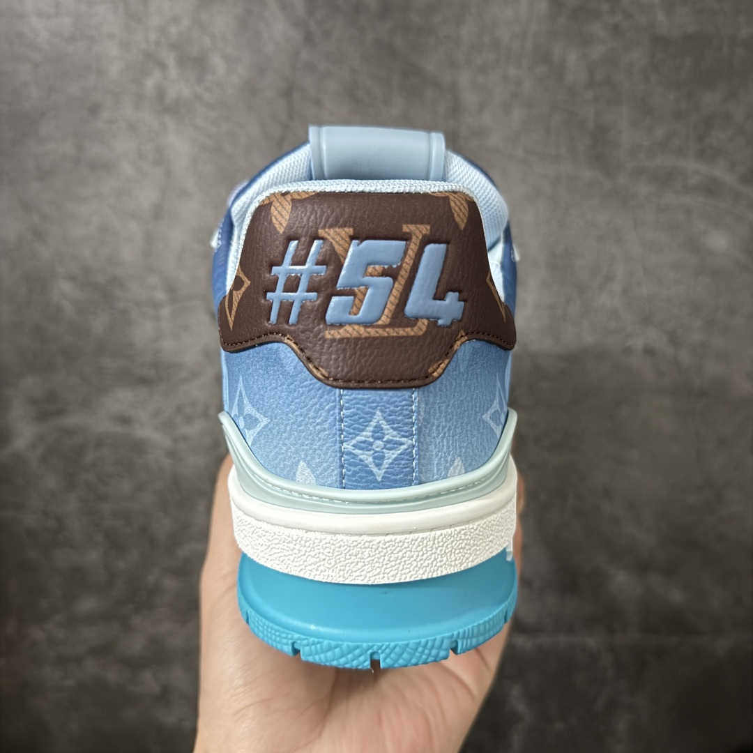 图片[4]-【YS纯原】 顶级莞产 Louis Vuitton路易威登 LV Trainer 系列 高奢运动鞋 蓝色渐变 芯片配置，挂饰 NFC 芯片秒进官网 同步 ZP 官网空胶工艺，结构逻辑一致 正确胶片断点式设计，细节克制到位 中底油印字母比例按原版还原 1：1 原楦格板 / 楦头 / 刀磨 全新升级 独家定制压纹麂皮，用料细腻耐看 原版开模 TPU 大底 脚感与质感取向偏原版 代购指定高端版本 全新升级 双盒礼盒 全套配件齐全，整体完成度高 尺码：35-45-选品中心