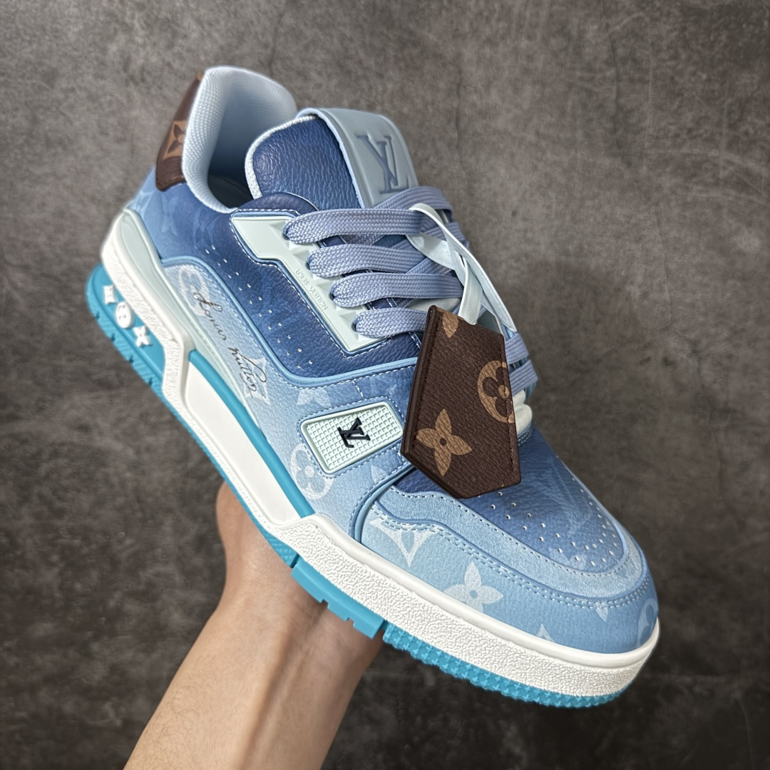 图片[3]-【YS纯原】 顶级莞产 Louis Vuitton路易威登 LV Trainer 系列 高奢运动鞋 蓝色渐变 芯片配置，挂饰 NFC 芯片秒进官网 同步 ZP 官网空胶工艺，结构逻辑一致 正确胶片断点式设计，细节克制到位 中底油印字母比例按原版还原 1：1 原楦格板 / 楦头 / 刀磨 全新升级 独家定制压纹麂皮，用料细腻耐看 原版开模 TPU 大底 脚感与质感取向偏原版 代购指定高端版本 全新升级 双盒礼盒 全套配件齐全，整体完成度高 尺码：35-45-选品中心