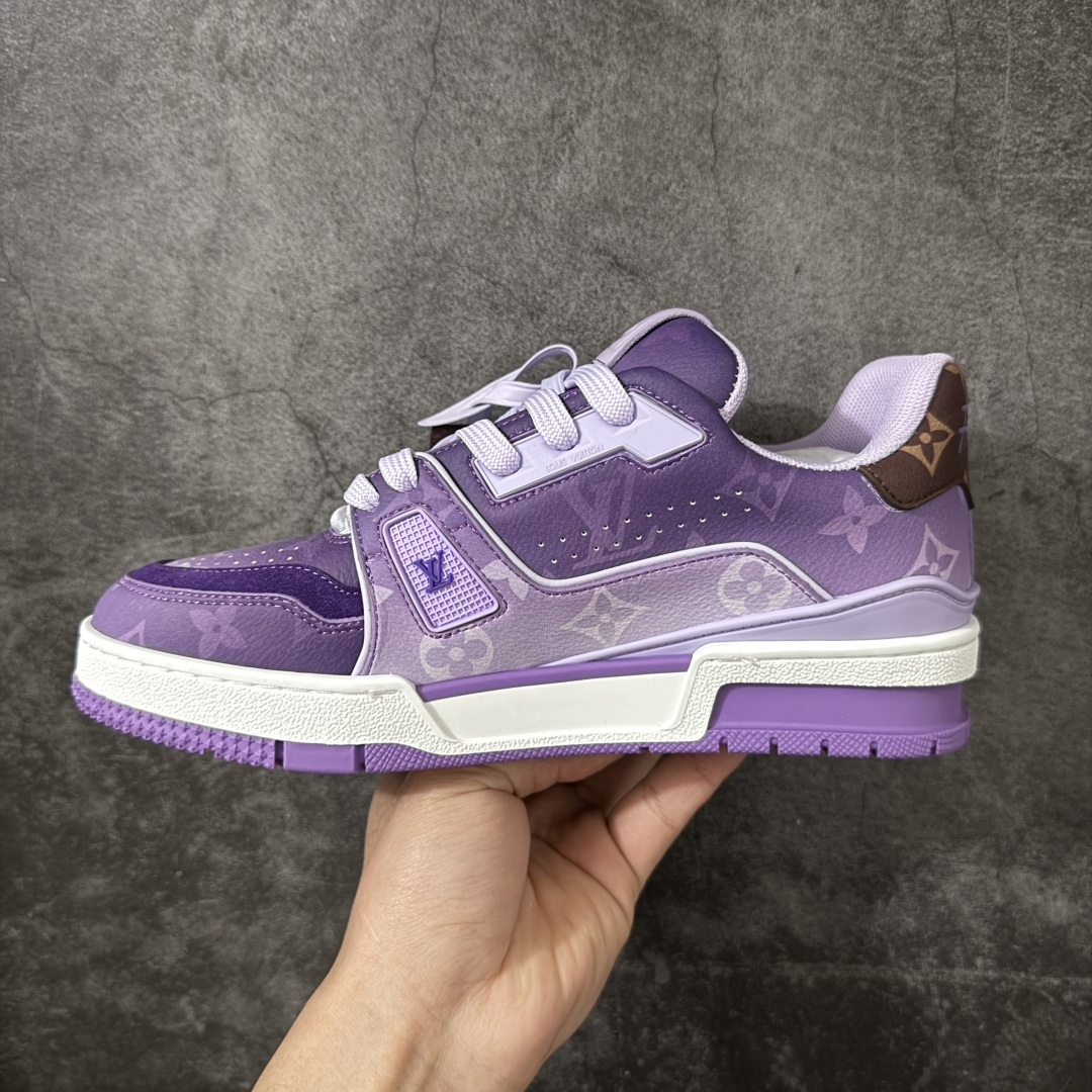 图片[2]-【YS纯原】 顶级莞产 Louis Vuitton路易威登 LV Trainer 系列 高奢运动鞋 紫色渐变 芯片配置，挂饰 NFC 芯片秒进官网 同步 ZP 官网空胶工艺，结构逻辑一致 正确胶片断点式设计，细节克制到位 中底油印字母比例按原版还原 1：1 原楦格板 / 楦头 / 刀磨 全新升级 独家定制压纹麂皮，用料细腻耐看 原版开模 TPU 大底 脚感与质感取向偏原版 代购指定高端版本 全新升级 双盒礼盒 全套配件齐全，整体完成度高 尺码：35-45-选品中心