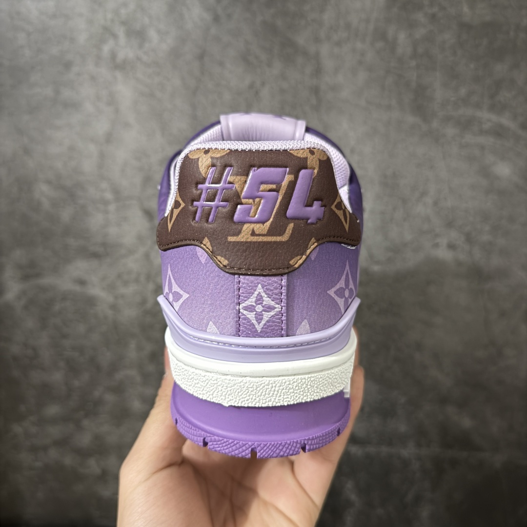 图片[4]-【YS纯原】 顶级莞产 Louis Vuitton路易威登 LV Trainer 系列 高奢运动鞋 紫色渐变 芯片配置，挂饰 NFC 芯片秒进官网 同步 ZP 官网空胶工艺，结构逻辑一致 正确胶片断点式设计，细节克制到位 中底油印字母比例按原版还原 1：1 原楦格板 / 楦头 / 刀磨 全新升级 独家定制压纹麂皮，用料细腻耐看 原版开模 TPU 大底 脚感与质感取向偏原版 代购指定高端版本 全新升级 双盒礼盒 全套配件齐全，整体完成度高 尺码：35-45-选品中心