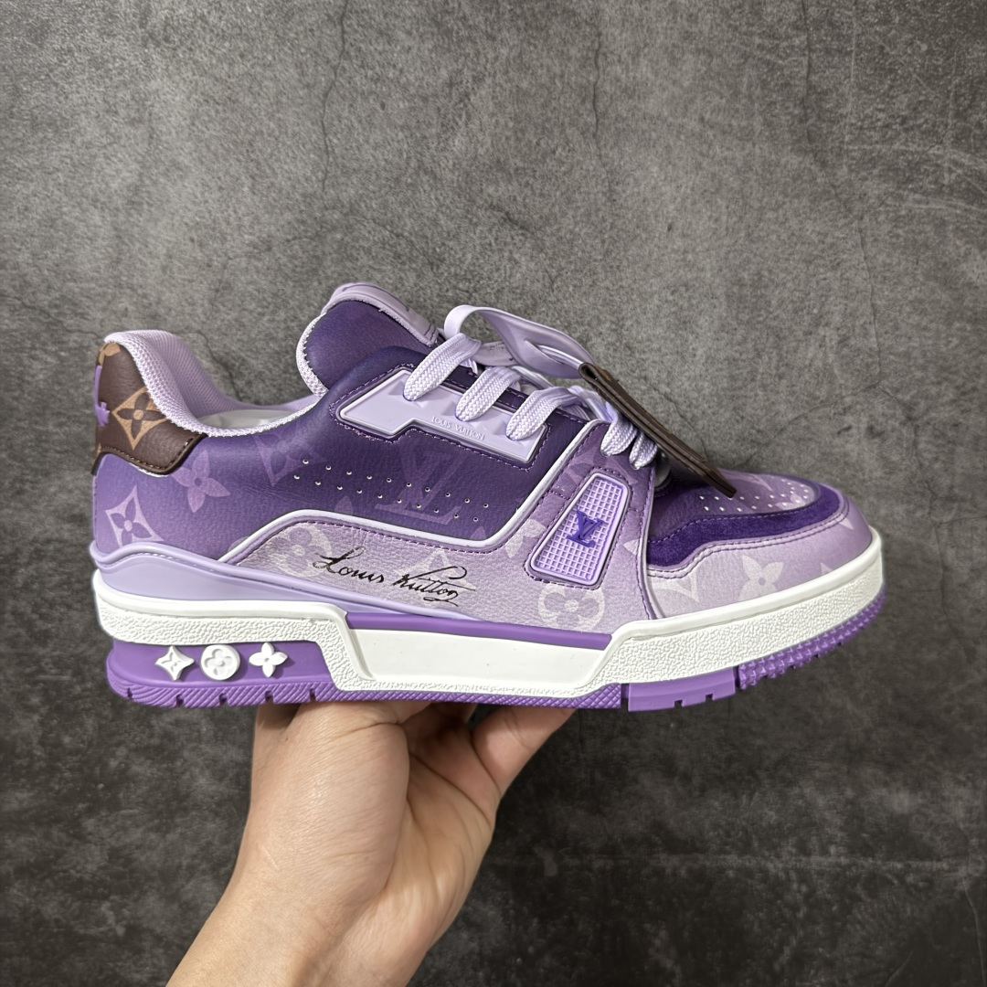 【YS纯原】 顶级莞产 Louis Vuitton路易威登 LV Trainer 系列 高奢运动鞋 紫色渐变 芯片配置，挂饰 NFC 芯片秒进官网 同步 ZP 官网空胶工艺，结构逻辑一致 正确胶片断点式设计，细节克制到位 中底油印字母比例按原版还原 1：1 原楦格板 / 楦头 / 刀磨 全新升级 独家定制压纹麂皮，用料细腻耐看 原版开模 TPU 大底 脚感与质感取向偏原版 代购指定高端版本 全新升级 双盒礼盒 全套配件齐全，整体完成度高 尺码：35-45-选品中心