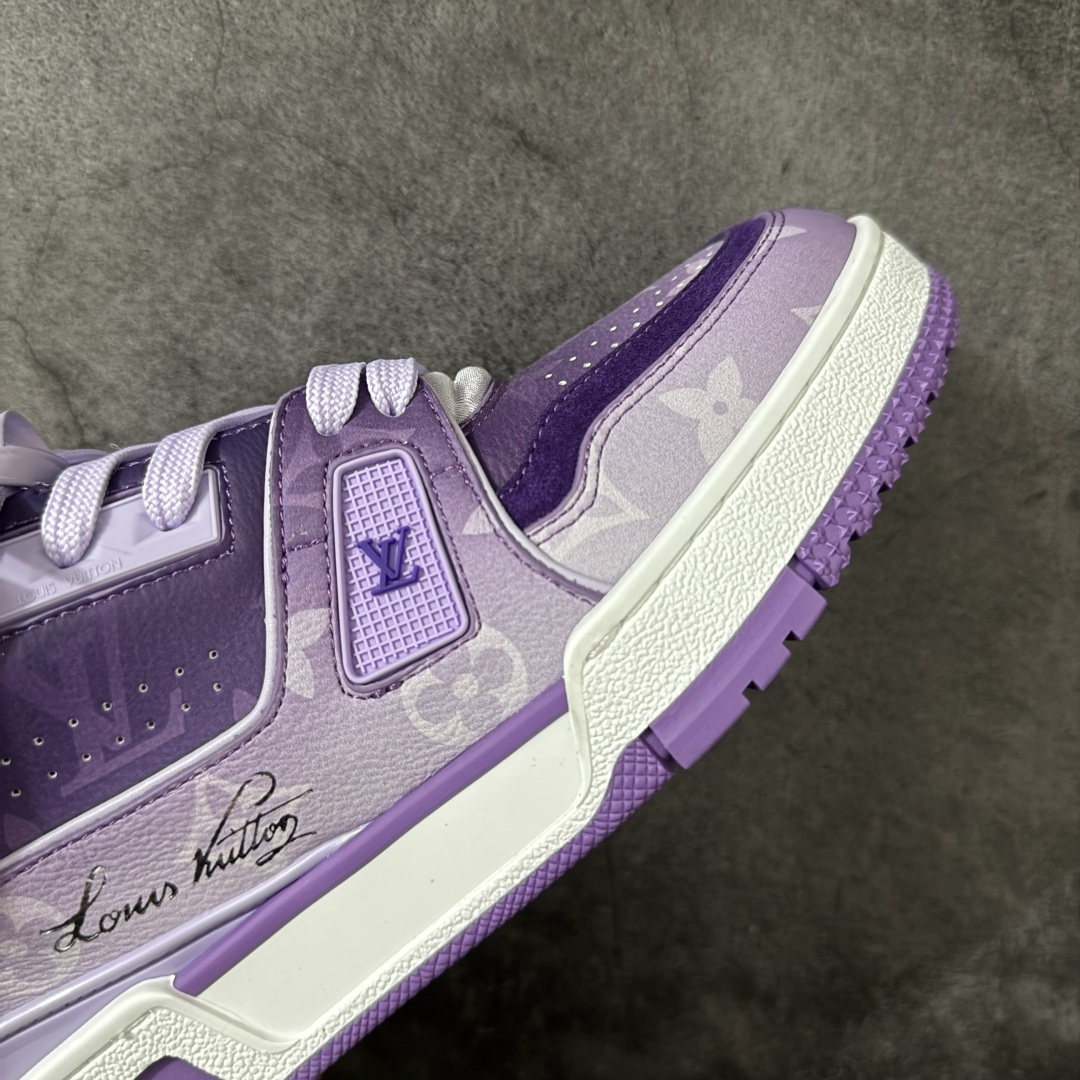 图片[6]-【YS纯原】 顶级莞产 Louis Vuitton路易威登 LV Trainer 系列 高奢运动鞋 紫色渐变 芯片配置，挂饰 NFC 芯片秒进官网 同步 ZP 官网空胶工艺，结构逻辑一致 正确胶片断点式设计，细节克制到位 中底油印字母比例按原版还原 1：1 原楦格板 / 楦头 / 刀磨 全新升级 独家定制压纹麂皮，用料细腻耐看 原版开模 TPU 大底 脚感与质感取向偏原版 代购指定高端版本 全新升级 双盒礼盒 全套配件齐全，整体完成度高 尺码：35-45-选品中心