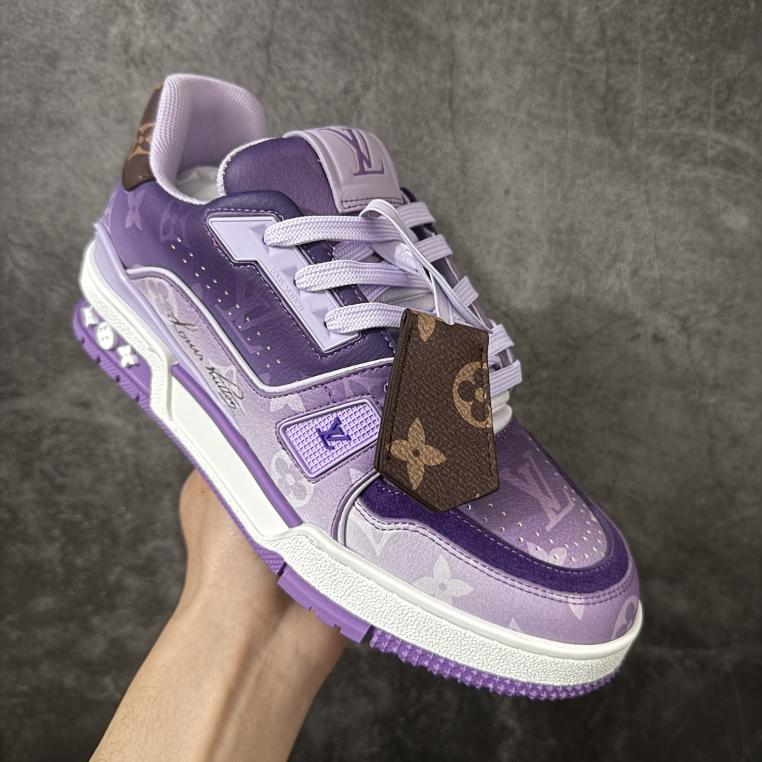 图片[3]-【YS纯原】 顶级莞产 Louis Vuitton路易威登 LV Trainer 系列 高奢运动鞋 紫色渐变 芯片配置，挂饰 NFC 芯片秒进官网 同步 ZP 官网空胶工艺，结构逻辑一致 正确胶片断点式设计，细节克制到位 中底油印字母比例按原版还原 1：1 原楦格板 / 楦头 / 刀磨 全新升级 独家定制压纹麂皮，用料细腻耐看 原版开模 TPU 大底 脚感与质感取向偏原版 代购指定高端版本 全新升级 双盒礼盒 全套配件齐全，整体完成度高 尺码：35-45-选品中心