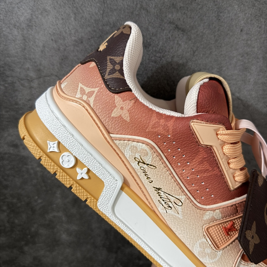 图片[7]-【YS纯原】 顶级莞产 Louis Vuitton路易威登 LV Trainer 系列 高奢运动鞋 橙色渐变 芯片配置，挂饰 NFC 芯片秒进官网 同步 ZP 官网空胶工艺，结构逻辑一致 正确胶片断点式设计，细节克制到位 中底油印字母比例按原版还原 1：1 原楦格板 / 楦头 / 刀磨 全新升级 独家定制压纹麂皮，用料细腻耐看 原版开模 TPU 大底 脚感与质感取向偏原版 代购指定高端版本 全新升级 双盒礼盒 全套配件齐全，整体完成度高 尺码：35-45-选品中心