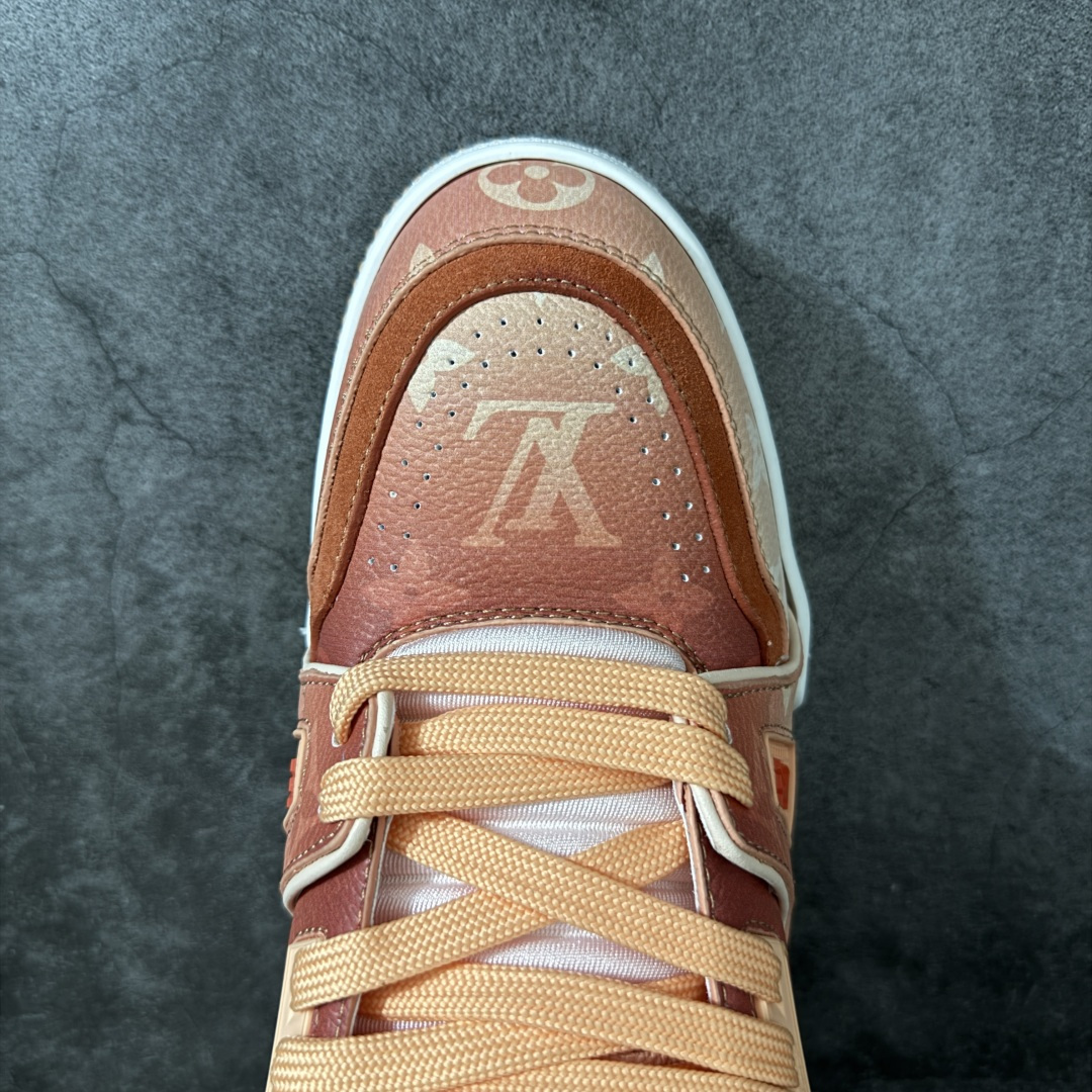 图片[5]-【YS纯原】 顶级莞产 Louis Vuitton路易威登 LV Trainer 系列 高奢运动鞋 橙色渐变 芯片配置，挂饰 NFC 芯片秒进官网 同步 ZP 官网空胶工艺，结构逻辑一致 正确胶片断点式设计，细节克制到位 中底油印字母比例按原版还原 1：1 原楦格板 / 楦头 / 刀磨 全新升级 独家定制压纹麂皮，用料细腻耐看 原版开模 TPU 大底 脚感与质感取向偏原版 代购指定高端版本 全新升级 双盒礼盒 全套配件齐全，整体完成度高 尺码：35-45-选品中心