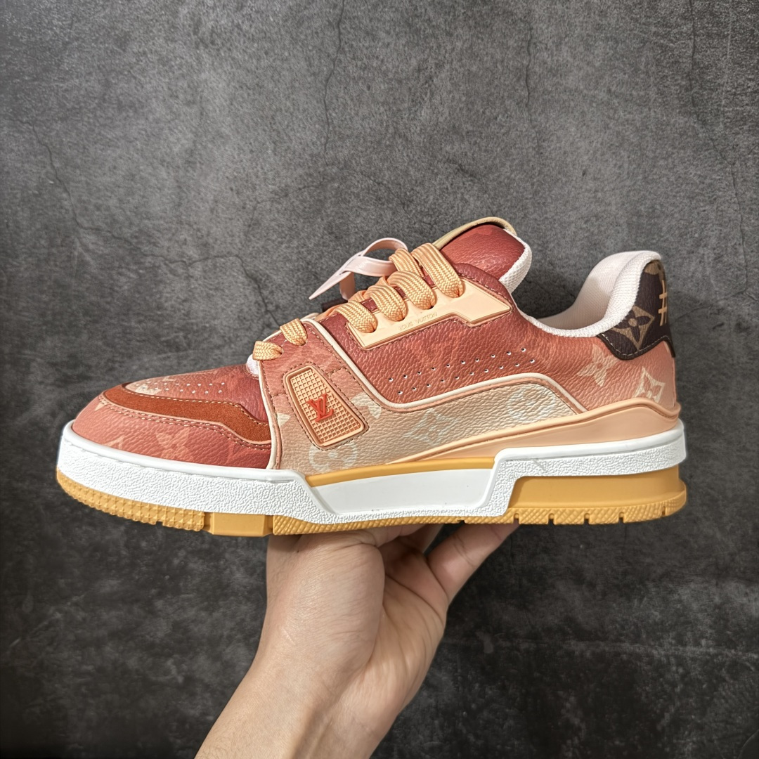 图片[2]-【YS纯原】 顶级莞产 Louis Vuitton路易威登 LV Trainer 系列 高奢运动鞋 橙色渐变 芯片配置，挂饰 NFC 芯片秒进官网 同步 ZP 官网空胶工艺，结构逻辑一致 正确胶片断点式设计，细节克制到位 中底油印字母比例按原版还原 1：1 原楦格板 / 楦头 / 刀磨 全新升级 独家定制压纹麂皮，用料细腻耐看 原版开模 TPU 大底 脚感与质感取向偏原版 代购指定高端版本 全新升级 双盒礼盒 全套配件齐全，整体完成度高 尺码：35-45-选品中心