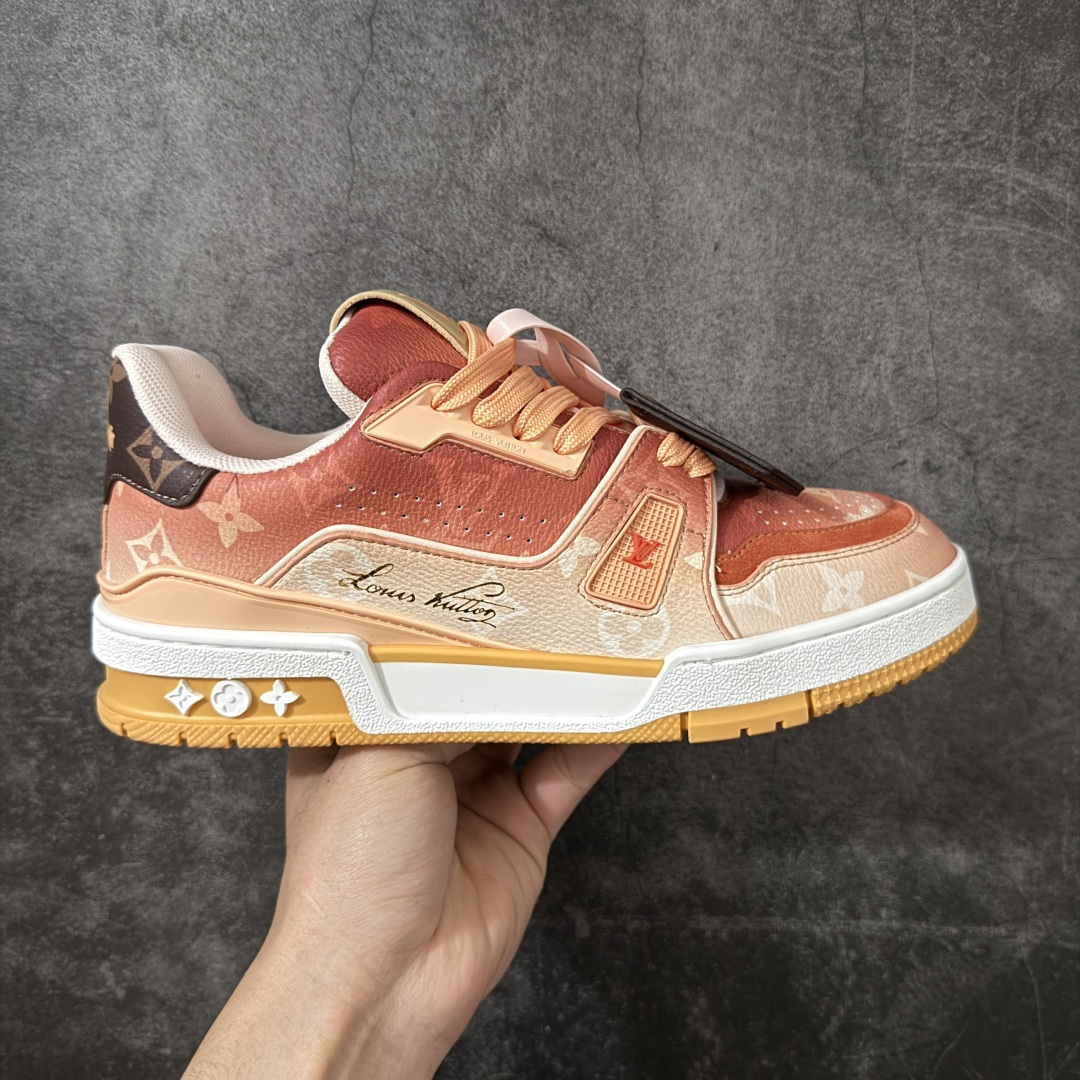 【YS纯原】 顶级莞产 Louis Vuitton路易威登 LV Trainer 系列 高奢运动鞋 橙色渐变 芯片配置，挂饰 NFC 芯片秒进官网 同步 ZP 官网空胶工艺，结构逻辑一致 正确胶片断点式设计，细节克制到位 中底油印字母比例按原版还原 1：1 原楦格板 / 楦头 / 刀磨 全新升级 独家定制压纹麂皮，用料细腻耐看 原版开模 TPU 大底 脚感与质感取向偏原版 代购指定高端版本 全新升级 双盒礼盒 全套配件齐全，整体完成度高 尺码：35-45-选品中心