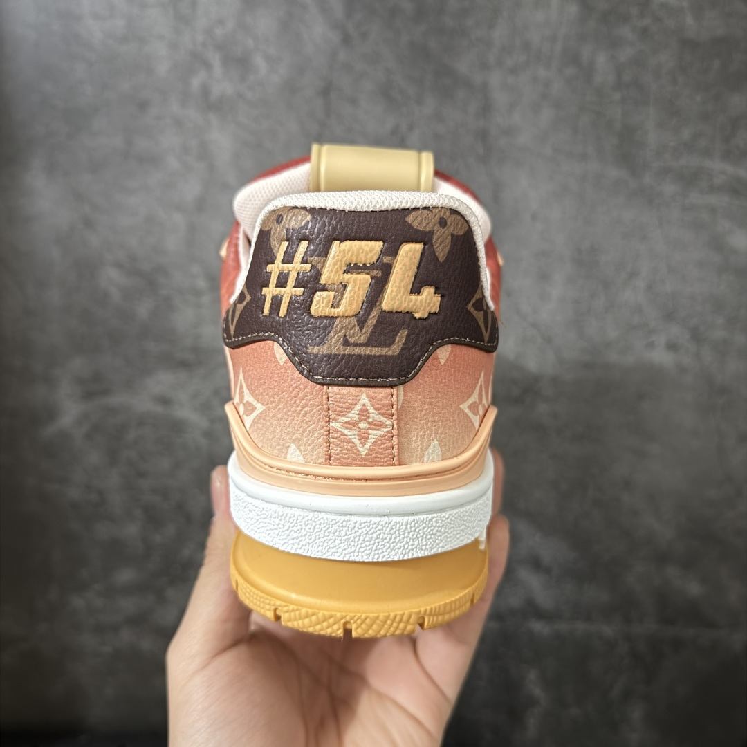 图片[4]-【YS纯原】 顶级莞产 Louis Vuitton路易威登 LV Trainer 系列 高奢运动鞋 橙色渐变 芯片配置，挂饰 NFC 芯片秒进官网 同步 ZP 官网空胶工艺，结构逻辑一致 正确胶片断点式设计，细节克制到位 中底油印字母比例按原版还原 1：1 原楦格板 / 楦头 / 刀磨 全新升级 独家定制压纹麂皮，用料细腻耐看 原版开模 TPU 大底 脚感与质感取向偏原版 代购指定高端版本 全新升级 双盒礼盒 全套配件齐全，整体完成度高 尺码：35-45-选品中心