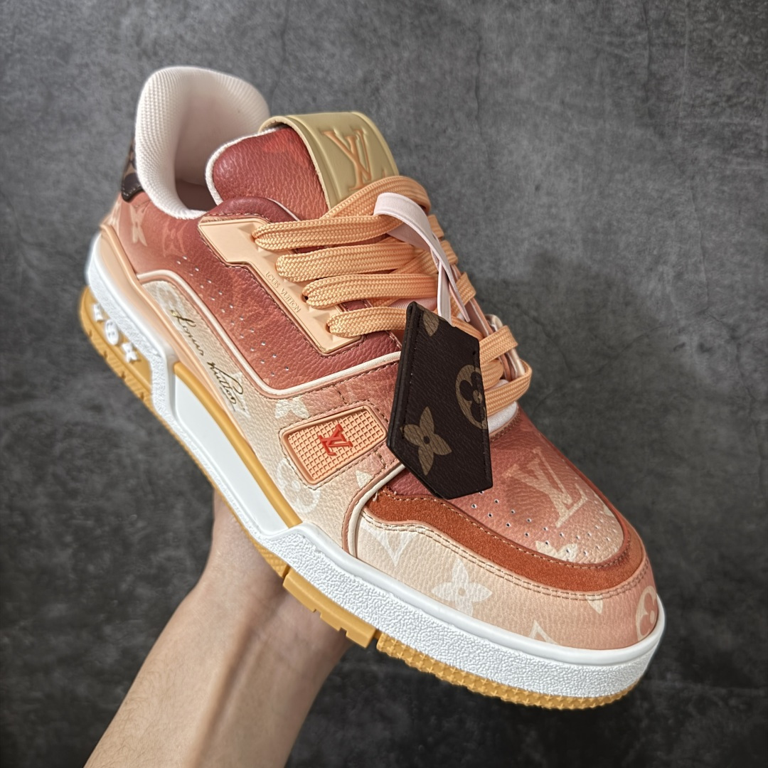 图片[3]-【YS纯原】 顶级莞产 Louis Vuitton路易威登 LV Trainer 系列 高奢运动鞋 橙色渐变 芯片配置，挂饰 NFC 芯片秒进官网 同步 ZP 官网空胶工艺，结构逻辑一致 正确胶片断点式设计，细节克制到位 中底油印字母比例按原版还原 1：1 原楦格板 / 楦头 / 刀磨 全新升级 独家定制压纹麂皮，用料细腻耐看 原版开模 TPU 大底 脚感与质感取向偏原版 代购指定高端版本 全新升级 双盒礼盒 全套配件齐全，整体完成度高 尺码：35-45-选品中心