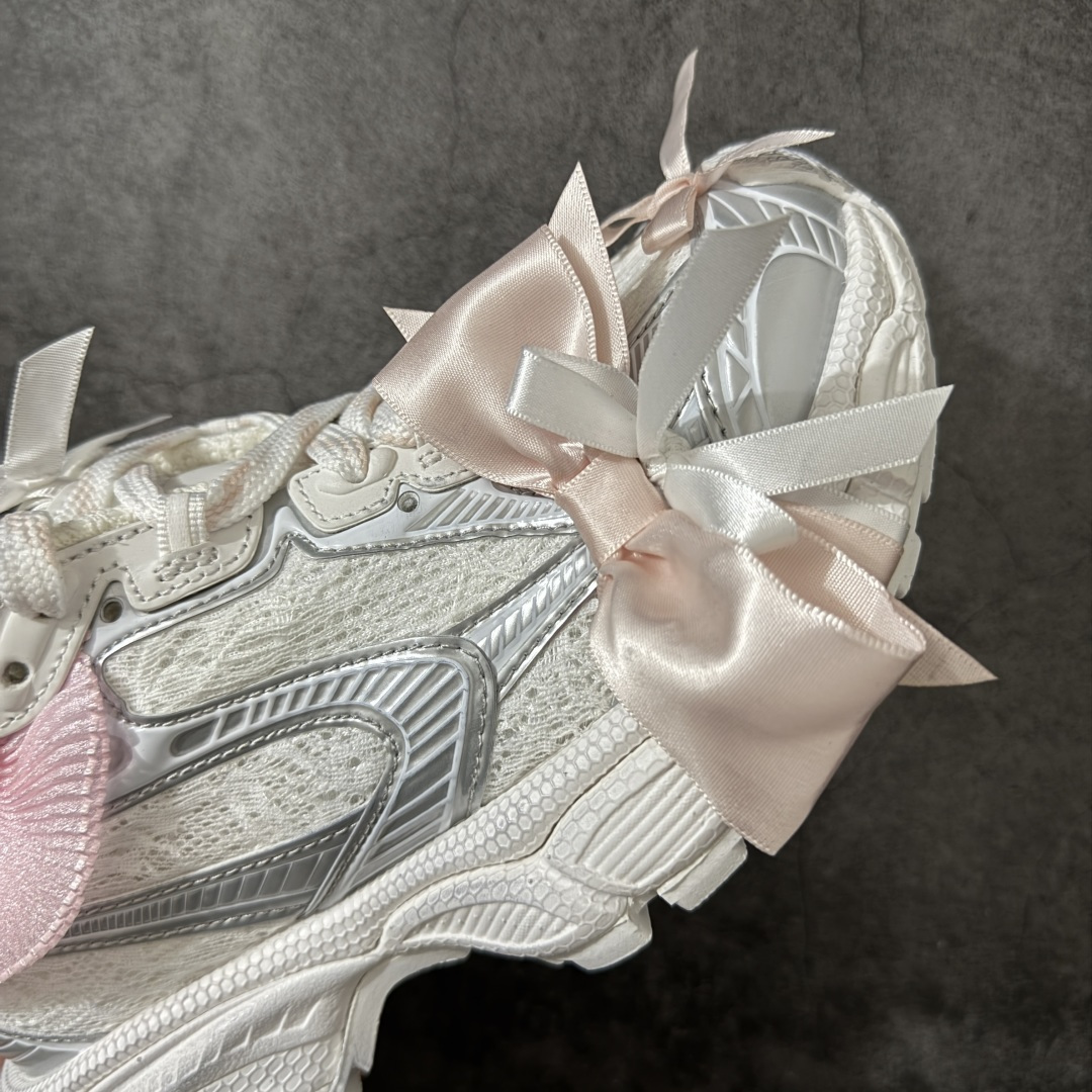 图片[6]-【VG版本】Balenciaga 3XL Denim 官方同步 巴黎世家十代 新款蕾丝白银粉 潮流跑鞋 WTSAX0210 全套原纸板楦头开发 最原汁原味的灵魂版型 全鞋荧光划线卡点 胶水把控整洁度追求极致完美 每一双都是工艺品 多重QC质检 超越公司货的品控标准 实实在在的免检产品 原盒原配 正确字体电绣 粗细、位置、大小正确 侧边TPU 透气孔匹配意产原版 正确分离大底 TPU软底 原版一致大底LOGO 立体感十足 原厂皮料水洗做旧 采购原厂网纱 不含皮革 网布材料和聚氨酯 磨损效果 鞋头边缘和后帮 Balenciaga 徽标 鞋面和后跟凸印尺码 鞋舌 3XL 橡胶品牌标识和反光细节 鞋帮拉袢和鞋舌拉祥 配反光细节 备用鞋带在鞋履前侧 可在穿着前取下 便于不同造型搭配 正常尺码 尺码：35 36 37 38 39 40 41 42-选品中心