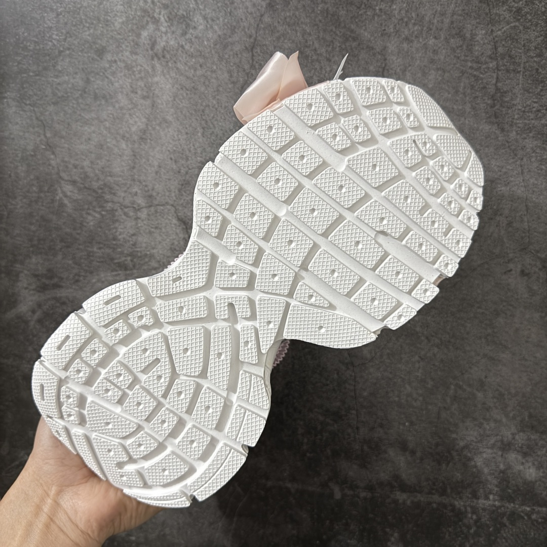 图片[9]-【VG版本】Balenciaga 3XL Denim 官方同步 巴黎世家十代 新款蕾丝白银粉 潮流跑鞋 WTSAX0210 全套原纸板楦头开发 最原汁原味的灵魂版型 全鞋荧光划线卡点 胶水把控整洁度追求极致完美 每一双都是工艺品 多重QC质检 超越公司货的品控标准 实实在在的免检产品 原盒原配 正确字体电绣 粗细、位置、大小正确 侧边TPU 透气孔匹配意产原版 正确分离大底 TPU软底 原版一致大底LOGO 立体感十足 原厂皮料水洗做旧 采购原厂网纱 不含皮革 网布材料和聚氨酯 磨损效果 鞋头边缘和后帮 Balenciaga 徽标 鞋面和后跟凸印尺码 鞋舌 3XL 橡胶品牌标识和反光细节 鞋帮拉袢和鞋舌拉祥 配反光细节 备用鞋带在鞋履前侧 可在穿着前取下 便于不同造型搭配 正常尺码 尺码：35 36 37 38 39 40 41 42-选品中心