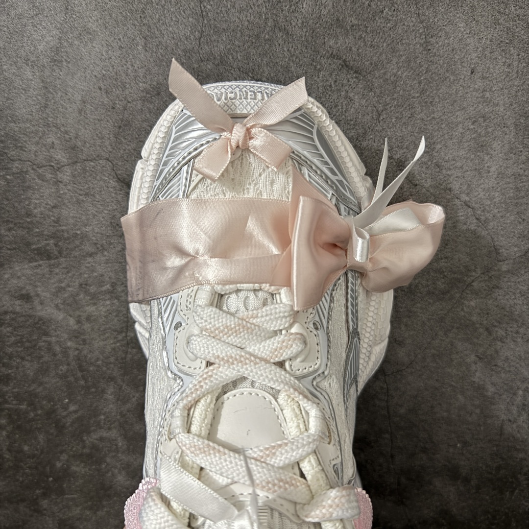 图片[5]-【VG版本】Balenciaga 3XL Denim 官方同步 巴黎世家十代 新款蕾丝白银粉 潮流跑鞋 WTSAX0210 全套原纸板楦头开发 最原汁原味的灵魂版型 全鞋荧光划线卡点 胶水把控整洁度追求极致完美 每一双都是工艺品 多重QC质检 超越公司货的品控标准 实实在在的免检产品 原盒原配 正确字体电绣 粗细、位置、大小正确 侧边TPU 透气孔匹配意产原版 正确分离大底 TPU软底 原版一致大底LOGO 立体感十足 原厂皮料水洗做旧 采购原厂网纱 不含皮革 网布材料和聚氨酯 磨损效果 鞋头边缘和后帮 Balenciaga 徽标 鞋面和后跟凸印尺码 鞋舌 3XL 橡胶品牌标识和反光细节 鞋帮拉袢和鞋舌拉祥 配反光细节 备用鞋带在鞋履前侧 可在穿着前取下 便于不同造型搭配 正常尺码 尺码：35 36 37 38 39 40 41 42-选品中心