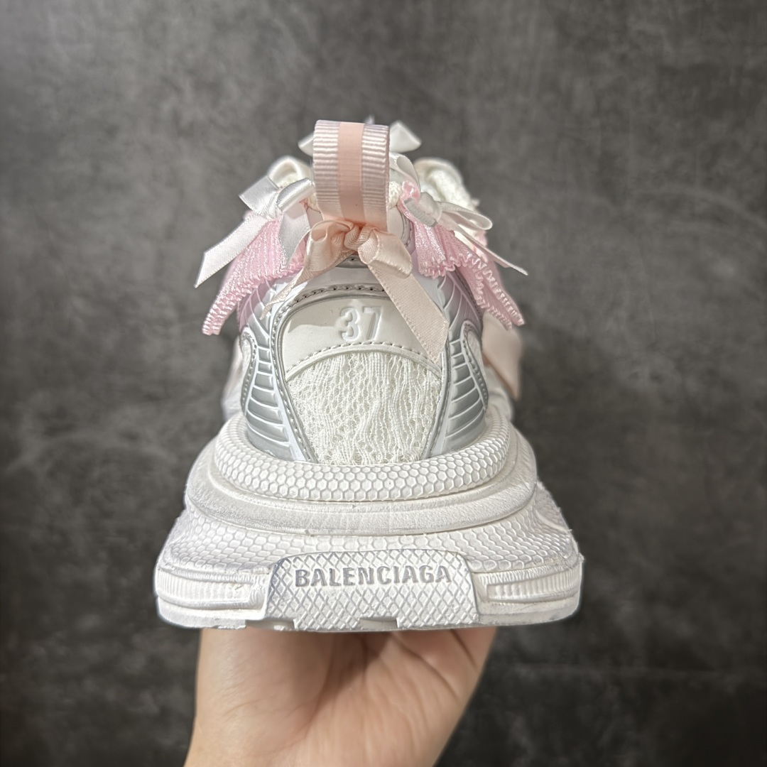 图片[4]-【VG版本】Balenciaga 3XL Denim 官方同步 巴黎世家十代 新款蕾丝白银粉 潮流跑鞋 WTSAX0210 全套原纸板楦头开发 最原汁原味的灵魂版型 全鞋荧光划线卡点 胶水把控整洁度追求极致完美 每一双都是工艺品 多重QC质检 超越公司货的品控标准 实实在在的免检产品 原盒原配 正确字体电绣 粗细、位置、大小正确 侧边TPU 透气孔匹配意产原版 正确分离大底 TPU软底 原版一致大底LOGO 立体感十足 原厂皮料水洗做旧 采购原厂网纱 不含皮革 网布材料和聚氨酯 磨损效果 鞋头边缘和后帮 Balenciaga 徽标 鞋面和后跟凸印尺码 鞋舌 3XL 橡胶品牌标识和反光细节 鞋帮拉袢和鞋舌拉祥 配反光细节 备用鞋带在鞋履前侧 可在穿着前取下 便于不同造型搭配 正常尺码 尺码：35 36 37 38 39 40 41 42-选品中心