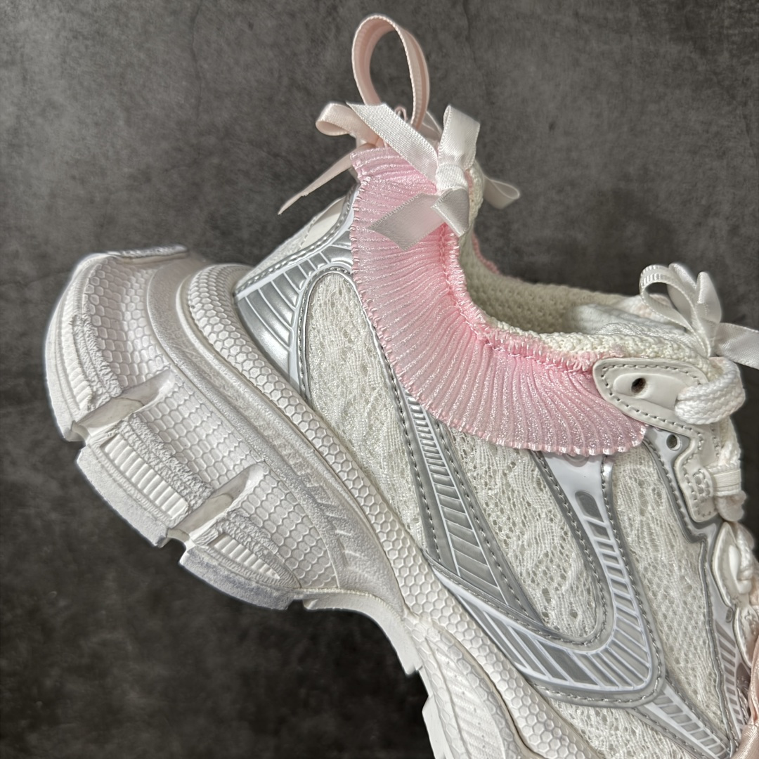 图片[7]-【VG版本】Balenciaga 3XL Denim 官方同步 巴黎世家十代 新款蕾丝白银粉 潮流跑鞋 WTSAX0210 全套原纸板楦头开发 最原汁原味的灵魂版型 全鞋荧光划线卡点 胶水把控整洁度追求极致完美 每一双都是工艺品 多重QC质检 超越公司货的品控标准 实实在在的免检产品 原盒原配 正确字体电绣 粗细、位置、大小正确 侧边TPU 透气孔匹配意产原版 正确分离大底 TPU软底 原版一致大底LOGO 立体感十足 原厂皮料水洗做旧 采购原厂网纱 不含皮革 网布材料和聚氨酯 磨损效果 鞋头边缘和后帮 Balenciaga 徽标 鞋面和后跟凸印尺码 鞋舌 3XL 橡胶品牌标识和反光细节 鞋帮拉袢和鞋舌拉祥 配反光细节 备用鞋带在鞋履前侧 可在穿着前取下 便于不同造型搭配 正常尺码 尺码：35 36 37 38 39 40 41 42-选品中心