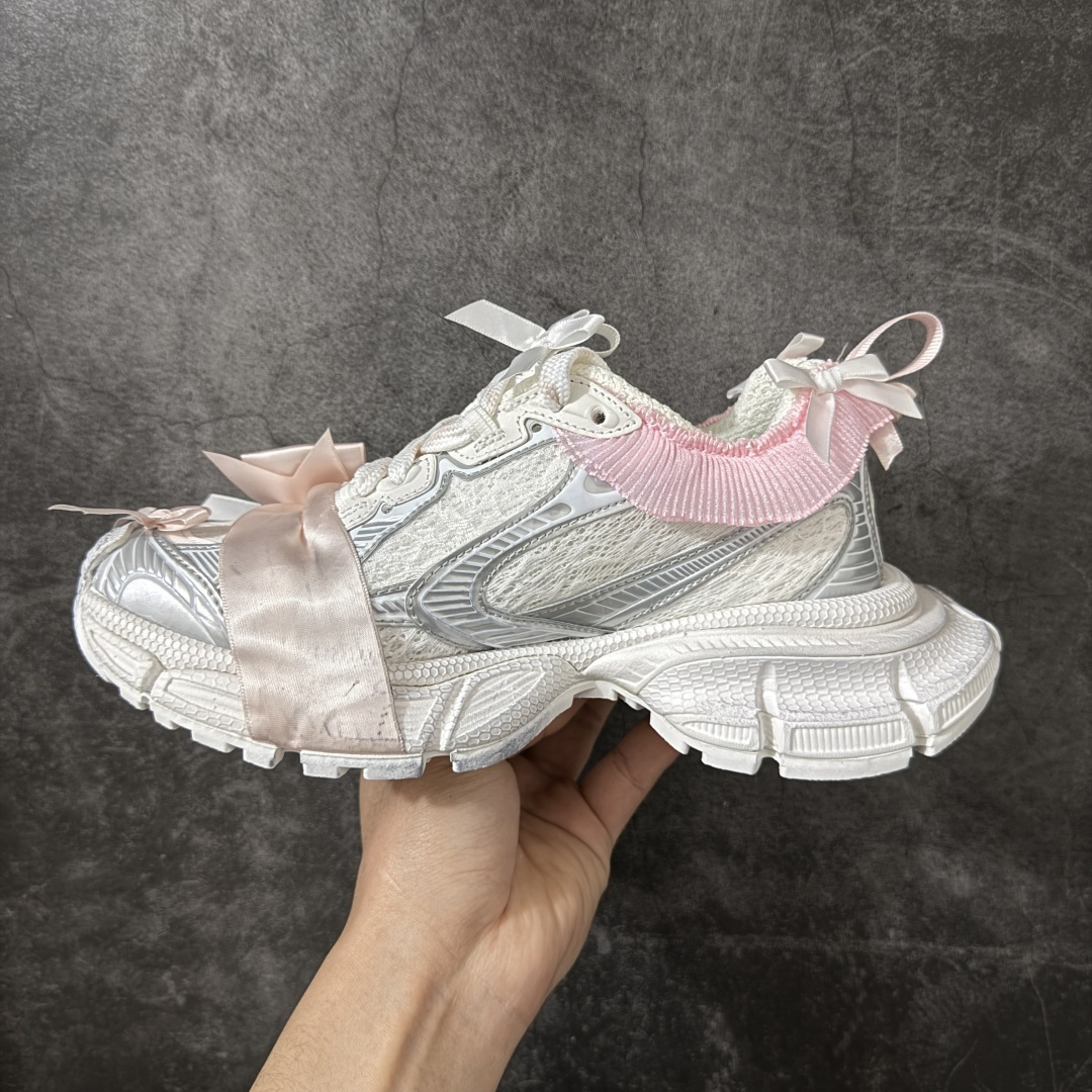 图片[2]-【VG版本】Balenciaga 3XL Denim 官方同步 巴黎世家十代 新款蕾丝白银粉 潮流跑鞋 WTSAX0210 全套原纸板楦头开发 最原汁原味的灵魂版型 全鞋荧光划线卡点 胶水把控整洁度追求极致完美 每一双都是工艺品 多重QC质检 超越公司货的品控标准 实实在在的免检产品 原盒原配 正确字体电绣 粗细、位置、大小正确 侧边TPU 透气孔匹配意产原版 正确分离大底 TPU软底 原版一致大底LOGO 立体感十足 原厂皮料水洗做旧 采购原厂网纱 不含皮革 网布材料和聚氨酯 磨损效果 鞋头边缘和后帮 Balenciaga 徽标 鞋面和后跟凸印尺码 鞋舌 3XL 橡胶品牌标识和反光细节 鞋帮拉袢和鞋舌拉祥 配反光细节 备用鞋带在鞋履前侧 可在穿着前取下 便于不同造型搭配 正常尺码 尺码：35 36 37 38 39 40 41 42-选品中心