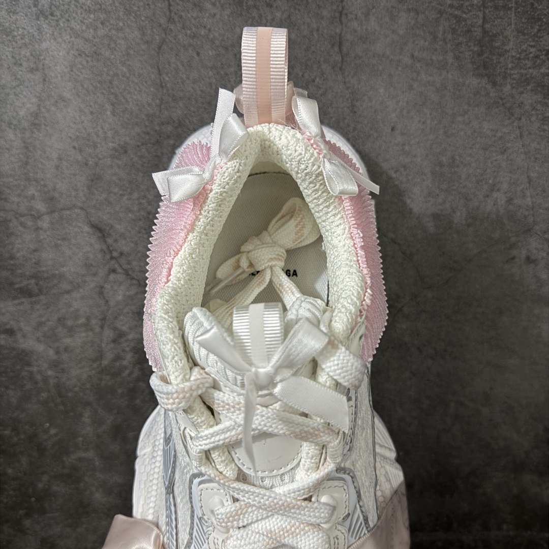 图片[8]-【VG版本】Balenciaga 3XL Denim 官方同步 巴黎世家十代 新款蕾丝白银粉 潮流跑鞋 WTSAX0210 全套原纸板楦头开发 最原汁原味的灵魂版型 全鞋荧光划线卡点 胶水把控整洁度追求极致完美 每一双都是工艺品 多重QC质检 超越公司货的品控标准 实实在在的免检产品 原盒原配 正确字体电绣 粗细、位置、大小正确 侧边TPU 透气孔匹配意产原版 正确分离大底 TPU软底 原版一致大底LOGO 立体感十足 原厂皮料水洗做旧 采购原厂网纱 不含皮革 网布材料和聚氨酯 磨损效果 鞋头边缘和后帮 Balenciaga 徽标 鞋面和后跟凸印尺码 鞋舌 3XL 橡胶品牌标识和反光细节 鞋帮拉袢和鞋舌拉祥 配反光细节 备用鞋带在鞋履前侧 可在穿着前取下 便于不同造型搭配 正常尺码 尺码：35 36 37 38 39 40 41 42-选品中心