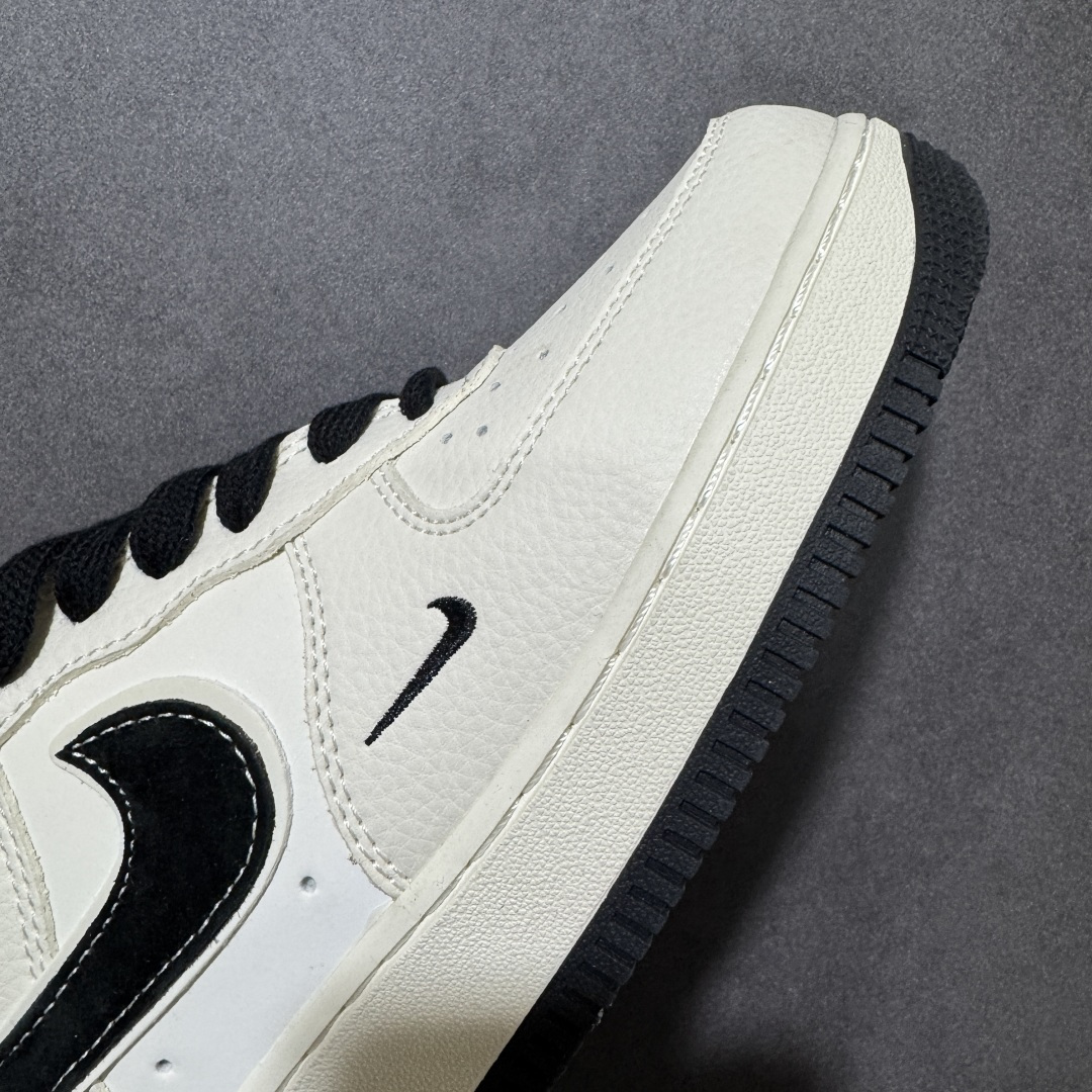 图片[5]-【定制版】头层Nike Air Force 1 Low 耐克 空军一号 低帮 白黑红 鞋身整体以米白色皮革打造搭配米白色框架覆盖层，设计独特且充满时尚感；鞋身两侧Swoosh Logo采用黑色点缀并以白色进行描边，后跟装饰片使用红色制作，鞋舌上以Nike Air标识呈现，后跟Nike Air辅以白色妆点，彰显联名身份；最后以米白色中底搭配黑色橡胶外底完善整体设计收尾。 货号：DD1982-324 尺码：36 36.5 37.5 38 38.5 39 40 40.5 41 42 42.5 43 44 44.5 45-选品中心