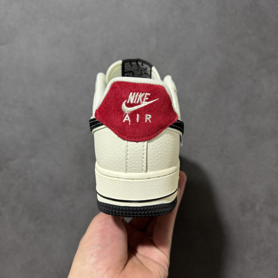 图片[4]-【定制版】头层Nike Air Force 1 Low 耐克 空军一号 低帮 白黑红 鞋身整体以米白色皮革打造搭配米白色框架覆盖层，设计独特且充满时尚感；鞋身两侧Swoosh Logo采用黑色点缀并以白色进行描边，后跟装饰片使用红色制作，鞋舌上以Nike Air标识呈现，后跟Nike Air辅以白色妆点，彰显联名身份；最后以米白色中底搭配黑色橡胶外底完善整体设计收尾。 货号：DD1982-324 尺码：36 36.5 37.5 38 38.5 39 40 40.5 41 42 42.5 43 44 44.5 45-选品中心