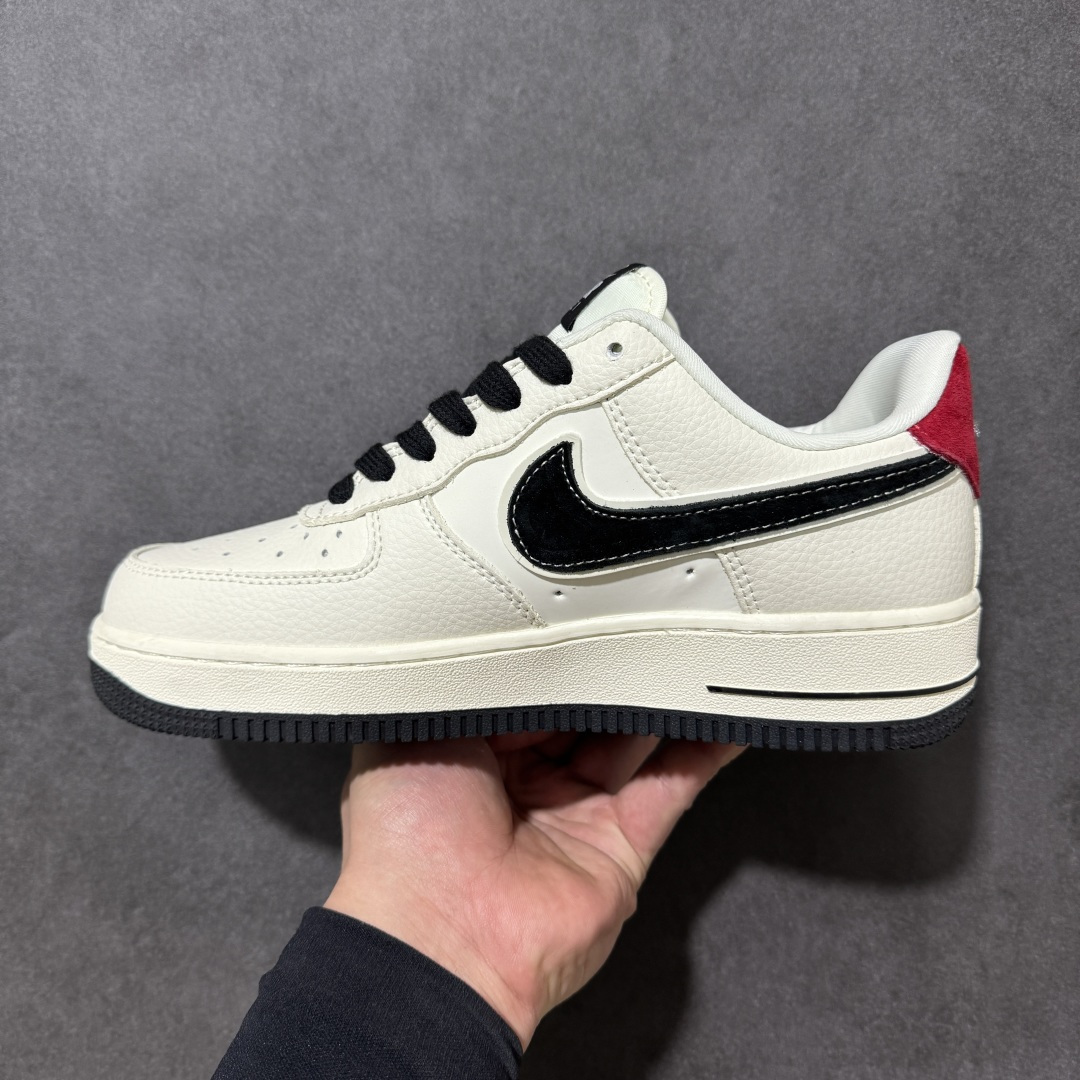 图片[2]-【定制版】头层Nike Air Force 1 Low 耐克 空军一号 低帮 白黑红 鞋身整体以米白色皮革打造搭配米白色框架覆盖层，设计独特且充满时尚感；鞋身两侧Swoosh Logo采用黑色点缀并以白色进行描边，后跟装饰片使用红色制作，鞋舌上以Nike Air标识呈现，后跟Nike Air辅以白色妆点，彰显联名身份；最后以米白色中底搭配黑色橡胶外底完善整体设计收尾。 货号：DD1982-324 尺码：36 36.5 37.5 38 38.5 39 40 40.5 41 42 42.5 43 44 44.5 45-选品中心