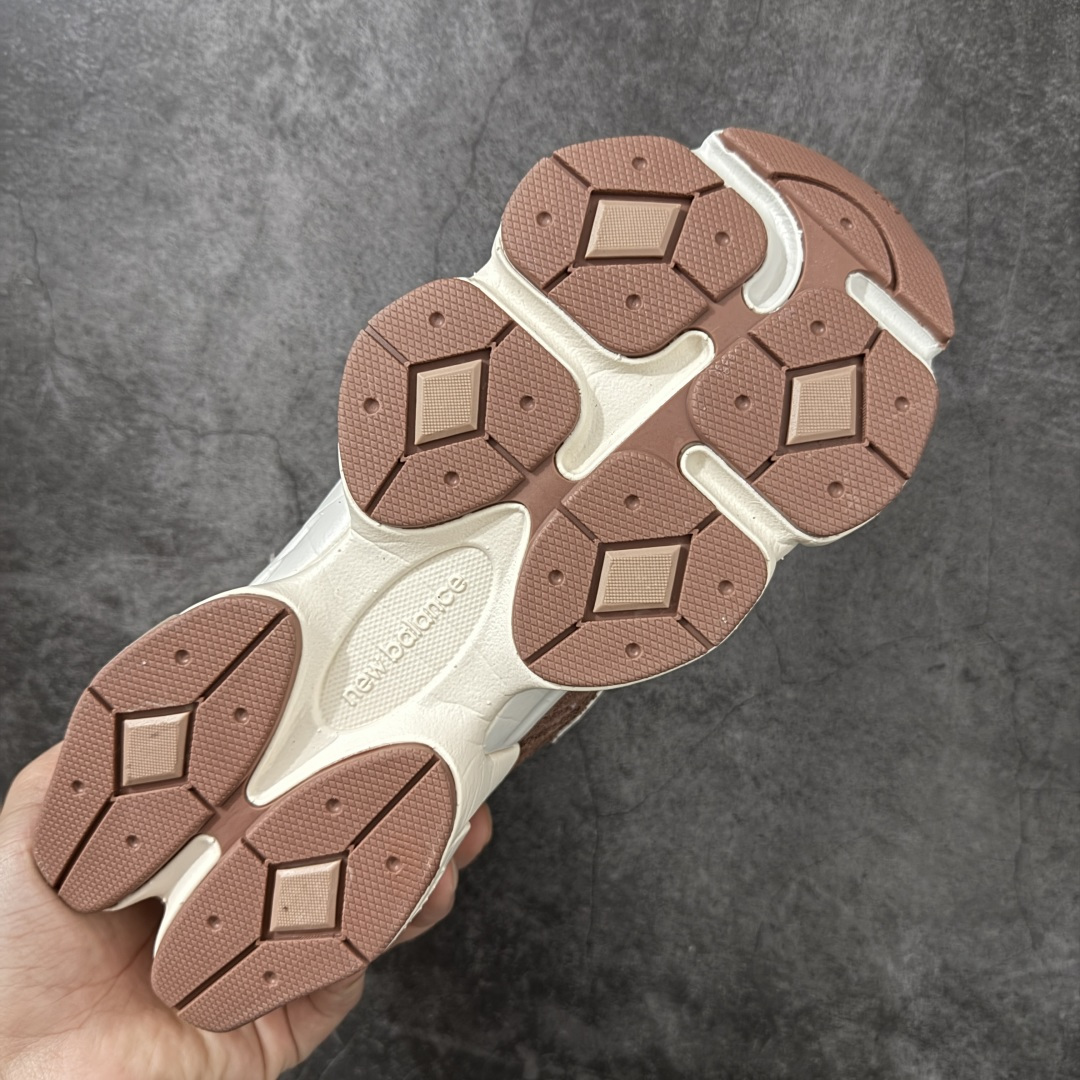 图片[9]-【纯原版】 New Balance NB9060 联名款 复古休闲运动慢跑鞋 U9060CCC 全套原楦原纸板原厂数据开发 进口三明治网面 原装进口翻毛皮料正确绒感卡色 正确中底拉帮中底网布细节 原厂标裁 带紫光防伪 定制后跟透明水晶模块 冲裁组合 大底贴合程度胶水上色把控完美 整洁度挑战全网艺术家 多道序QC把关品质完善 匠心打造 耗时两个月开发完成 工艺极其复杂难度可想而知 新开独立私模大底 全网唯一正确六层组合大底 高端零售专供产物 尺码：36 37 37.5 38 38.5 39 40 40.5 41 42 42.5 43 44 45 46.5-选品中心