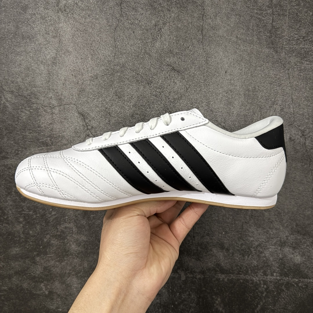 图片[2]-【渠道纯原版】AD Originals TAEKWONDO 跆拳道薄底训练鞋 JS1194 全网独家头层纳帕皮版本 市售最高版 区分市面普通货 皮料 鞋型 中底 针车走线全部拉满配置 💪🏻 从专业赛场到时尚前沿🪩 开启多元运动美学新篇章🥋 𝙏𝘼𝙀𝙆𝙒𝙊𝙉𝘿𝙊👟 演绎穿搭的“绝佳利器” 深受武术历史影响的简约套入式设计 力求致敬00年代初的风尚🥷🎧 ▪皮质鞋面，柔软高级 ▪搭配经典3D鞋头缝线设计 ▪一脚蹬设计穿脱自如 ▪低平橡胶外底助你扎实踩地从容迈步 为小众运动注入现代年轻化审美 鲜明黑白 复古极简 尺码：36 36.5 37 38 38.5 39 40 40.5 41 42 42.5 43 44 44.5 45-选品中心