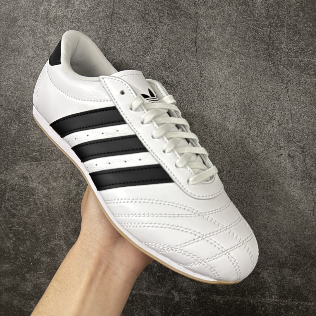 图片[3]-【渠道纯原版】AD Originals TAEKWONDO 跆拳道薄底训练鞋 JS1194 全网独家头层纳帕皮版本 市售最高版 区分市面普通货 皮料 鞋型 中底 针车走线全部拉满配置 💪🏻 从专业赛场到时尚前沿🪩 开启多元运动美学新篇章🥋 𝙏𝘼𝙀𝙆𝙒𝙊𝙉𝘿𝙊👟 演绎穿搭的“绝佳利器” 深受武术历史影响的简约套入式设计 力求致敬00年代初的风尚🥷🎧 ▪皮质鞋面，柔软高级 ▪搭配经典3D鞋头缝线设计 ▪一脚蹬设计穿脱自如 ▪低平橡胶外底助你扎实踩地从容迈步 为小众运动注入现代年轻化审美 鲜明黑白 复古极简 尺码：36 36.5 37 38 38.5 39 40 40.5 41 42 42.5 43 44 44.5 45-选品中心