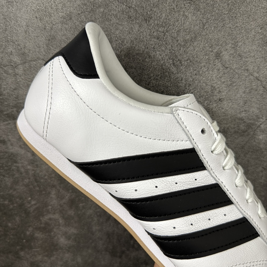 图片[7]-【渠道纯原版】AD Originals TAEKWONDO 跆拳道薄底训练鞋 JS1194 全网独家头层纳帕皮版本 市售最高版 区分市面普通货 皮料 鞋型 中底 针车走线全部拉满配置 💪🏻 从专业赛场到时尚前沿🪩 开启多元运动美学新篇章🥋 𝙏𝘼𝙀𝙆𝙒𝙊𝙉𝘿𝙊👟 演绎穿搭的“绝佳利器” 深受武术历史影响的简约套入式设计 力求致敬00年代初的风尚🥷🎧 ▪皮质鞋面，柔软高级 ▪搭配经典3D鞋头缝线设计 ▪一脚蹬设计穿脱自如 ▪低平橡胶外底助你扎实踩地从容迈步 为小众运动注入现代年轻化审美 鲜明黑白 复古极简 尺码：36 36.5 37 38 38.5 39 40 40.5 41 42 42.5 43 44 44.5 45-选品中心