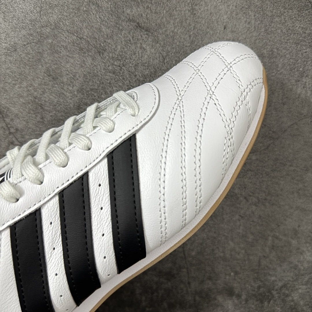 图片[6]-【渠道纯原版】AD Originals TAEKWONDO 跆拳道薄底训练鞋 JS1194 全网独家头层纳帕皮版本 市售最高版 区分市面普通货 皮料 鞋型 中底 针车走线全部拉满配置 💪🏻 从专业赛场到时尚前沿🪩 开启多元运动美学新篇章🥋 𝙏𝘼𝙀𝙆𝙒𝙊𝙉𝘿𝙊👟 演绎穿搭的“绝佳利器” 深受武术历史影响的简约套入式设计 力求致敬00年代初的风尚🥷🎧 ▪皮质鞋面，柔软高级 ▪搭配经典3D鞋头缝线设计 ▪一脚蹬设计穿脱自如 ▪低平橡胶外底助你扎实踩地从容迈步 为小众运动注入现代年轻化审美 鲜明黑白 复古极简 尺码：36 36.5 37 38 38.5 39 40 40.5 41 42 42.5 43 44 44.5 45-选品中心