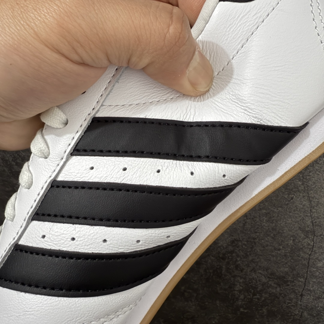 图片[7]-【渠道纯原版】AD Originals TAEKWONDO 跆拳道薄底训练鞋 JS1194 全网独家头层纳帕皮版本 市售最高版 区分市面普通货 皮料 鞋型 中底 针车走线全部拉满配置 💪🏻 从专业赛场到时尚前沿🪩 开启多元运动美学新篇章🥋 𝙏𝘼𝙀𝙆𝙒𝙊𝙉𝘿𝙊👟 演绎穿搭的“绝佳利器” 深受武术历史影响的简约套入式设计 力求致敬00年代初的风尚🥷🎧 ▪皮质鞋面，柔软高级 ▪搭配经典3D鞋头缝线设计 ▪一脚蹬设计穿脱自如 ▪低平橡胶外底助你扎实踩地从容迈步 为小众运动注入现代年轻化审美 鲜明黑白 复古极简 尺码：36 36.5 37 38 38.5 39 40 40.5 41 42 42.5 43 44 44.5 45-选品中心