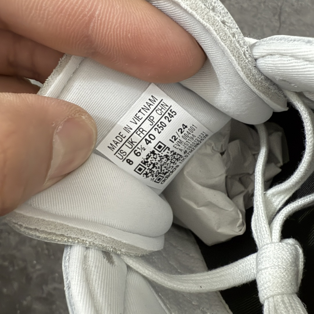 图片[8]-【渠道纯原版】AD Originals TAEKWONDO 跆拳道薄底训练鞋 JS1194 全网独家头层纳帕皮版本 市售最高版 区分市面普通货 皮料 鞋型 中底 针车走线全部拉满配置 💪🏻 从专业赛场到时尚前沿🪩 开启多元运动美学新篇章🥋 𝙏𝘼𝙀𝙆𝙒𝙊𝙉𝘿𝙊👟 演绎穿搭的“绝佳利器” 深受武术历史影响的简约套入式设计 力求致敬00年代初的风尚🥷🎧 ▪皮质鞋面，柔软高级 ▪搭配经典3D鞋头缝线设计 ▪一脚蹬设计穿脱自如 ▪低平橡胶外底助你扎实踩地从容迈步 为小众运动注入现代年轻化审美 鲜明黑白 复古极简 尺码：36 36.5 37 38 38.5 39 40 40.5 41 42 42.5 43 44 44.5 45-选品中心