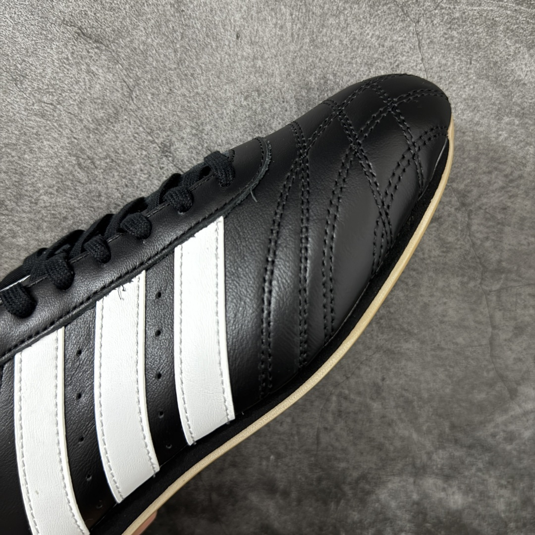 图片[6]-【渠道纯原版】AD Originals TAEKWONDO 跆拳道薄底训练鞋 JS1193 全网独家头层纳帕皮版本 市售最高版 区分市面普通货 皮料 鞋型 中底 针车走线全部拉满配置 💪🏻 从专业赛场到时尚前沿🪩 开启多元运动美学新篇章🥋 𝙏𝘼𝙀𝙆𝙒𝙊𝙉𝘿𝙊👟 演绎穿搭的“绝佳利器” 深受武术历史影响的简约套入式设计 力求致敬00年代初的风尚🥷🎧 ▪皮质鞋面，柔软高级 ▪搭配经典3D鞋头缝线设计 ▪一脚蹬设计穿脱自如 ▪低平橡胶外底助你扎实踩地从容迈步 为小众运动注入现代年轻化审美 鲜明黑白 复古极简 尺码：36 36.5 37 38 38.5 39 40 40.5 41 42 42.5 43 44 44.5 45-选品中心