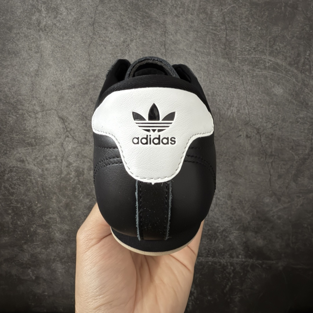 图片[4]-【渠道纯原版】AD Originals TAEKWONDO 跆拳道薄底训练鞋 JS1193 全网独家头层纳帕皮版本 市售最高版 区分市面普通货 皮料 鞋型 中底 针车走线全部拉满配置 💪🏻 从专业赛场到时尚前沿🪩 开启多元运动美学新篇章🥋 𝙏𝘼𝙀𝙆𝙒𝙊𝙉𝘿𝙊👟 演绎穿搭的“绝佳利器” 深受武术历史影响的简约套入式设计 力求致敬00年代初的风尚🥷🎧 ▪皮质鞋面，柔软高级 ▪搭配经典3D鞋头缝线设计 ▪一脚蹬设计穿脱自如 ▪低平橡胶外底助你扎实踩地从容迈步 为小众运动注入现代年轻化审美 鲜明黑白 复古极简 尺码：36 36.5 37 38 38.5 39 40 40.5 41 42 42.5 43 44 44.5 45-选品中心