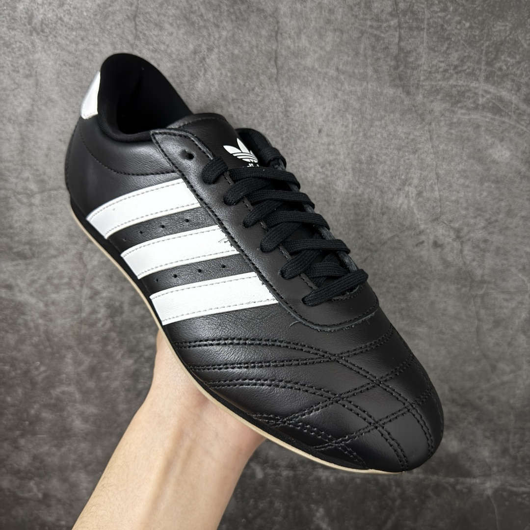 图片[3]-【渠道纯原版】AD Originals TAEKWONDO 跆拳道薄底训练鞋 JS1193 全网独家头层纳帕皮版本 市售最高版 区分市面普通货 皮料 鞋型 中底 针车走线全部拉满配置 💪🏻 从专业赛场到时尚前沿🪩 开启多元运动美学新篇章🥋 𝙏𝘼𝙀𝙆𝙒𝙊𝙉𝘿𝙊👟 演绎穿搭的“绝佳利器” 深受武术历史影响的简约套入式设计 力求致敬00年代初的风尚🥷🎧 ▪皮质鞋面，柔软高级 ▪搭配经典3D鞋头缝线设计 ▪一脚蹬设计穿脱自如 ▪低平橡胶外底助你扎实踩地从容迈步 为小众运动注入现代年轻化审美 鲜明黑白 复古极简 尺码：36 36.5 37 38 38.5 39 40 40.5 41 42 42.5 43 44 44.5 45-选品中心