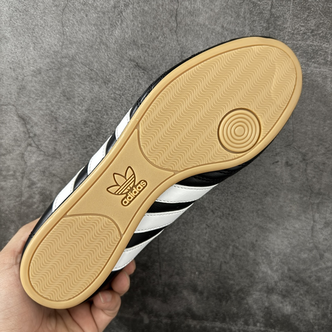 图片[9]-【渠道纯原版】AD Originals TAEKWONDO 跆拳道薄底训练鞋 JS1193 全网独家头层纳帕皮版本 市售最高版 区分市面普通货 皮料 鞋型 中底 针车走线全部拉满配置 💪🏻 从专业赛场到时尚前沿🪩 开启多元运动美学新篇章🥋 𝙏𝘼𝙀𝙆𝙒𝙊𝙉𝘿𝙊👟 演绎穿搭的“绝佳利器” 深受武术历史影响的简约套入式设计 力求致敬00年代初的风尚🥷🎧 ▪皮质鞋面，柔软高级 ▪搭配经典3D鞋头缝线设计 ▪一脚蹬设计穿脱自如 ▪低平橡胶外底助你扎实踩地从容迈步 为小众运动注入现代年轻化审美 鲜明黑白 复古极简 尺码：36 36.5 37 38 38.5 39 40 40.5 41 42 42.5 43 44 44.5 45-选品中心