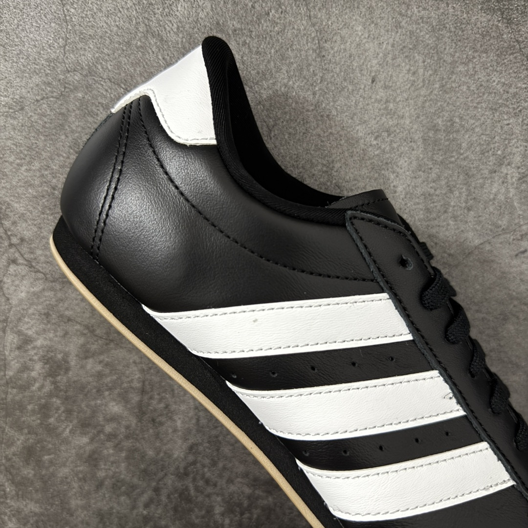 图片[7]-【渠道纯原版】AD Originals TAEKWONDO 跆拳道薄底训练鞋 JS1193 全网独家头层纳帕皮版本 市售最高版 区分市面普通货 皮料 鞋型 中底 针车走线全部拉满配置 💪🏻 从专业赛场到时尚前沿🪩 开启多元运动美学新篇章🥋 𝙏𝘼𝙀𝙆𝙒𝙊𝙉𝘿𝙊👟 演绎穿搭的“绝佳利器” 深受武术历史影响的简约套入式设计 力求致敬00年代初的风尚🥷🎧 ▪皮质鞋面，柔软高级 ▪搭配经典3D鞋头缝线设计 ▪一脚蹬设计穿脱自如 ▪低平橡胶外底助你扎实踩地从容迈步 为小众运动注入现代年轻化审美 鲜明黑白 复古极简 尺码：36 36.5 37 38 38.5 39 40 40.5 41 42 42.5 43 44 44.5 45-选品中心