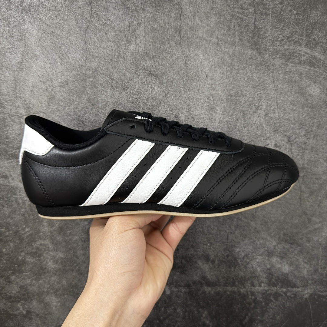 【渠道纯原版】AD Originals TAEKWONDO 跆拳道薄底训练鞋 JS1193 全网独家头层纳帕皮版本 市售最高版 区分市面普通货 皮料 鞋型 中底 针车走线全部拉满配置 💪🏻 从专业赛场到时尚前沿🪩 开启多元运动美学新篇章🥋 𝙏𝘼𝙀𝙆𝙒𝙊𝙉𝘿𝙊👟 演绎穿搭的“绝佳利器” 深受武术历史影响的简约套入式设计 力求致敬00年代初的风尚🥷🎧 ▪皮质鞋面,柔软高级 ▪搭配经典3D鞋头缝线设计 ▪一脚蹬设计穿脱自如 ▪低平橡胶外底助你扎实踩地从容迈步 为小众运动注入现代年轻化审美 鲜明黑白 复古极简 尺码:36 36.5 37 38 38.5 39 40 40.5 41 42 42.5 43 44 44.5 45-选品中心